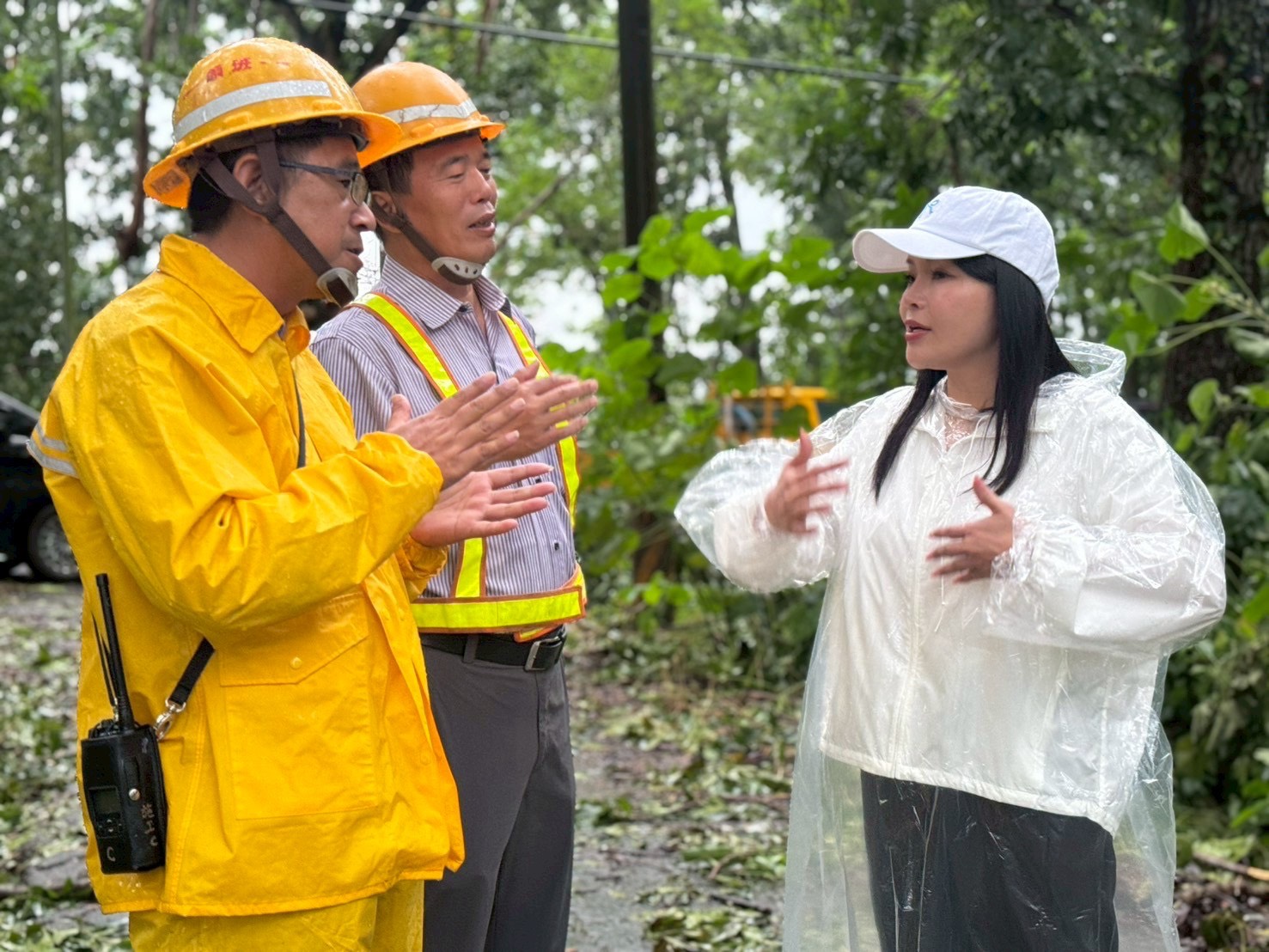 張嘉郡喊話中央,救災別分顏色。(張嘉郡國會辦公室提供)