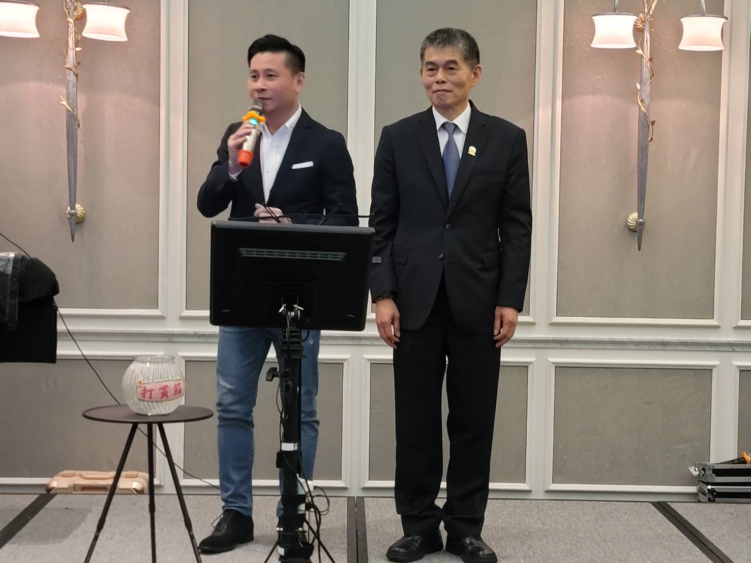 雲林同鄉會總會長林進忠(右)、台北市議長戴錫欽（左），今（6）日晚間參加舉辦中華民國雲林慈善基金會募款餐會。（林進忠提供）