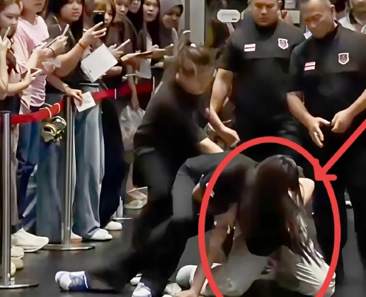 泰國簽售會出事,中國女粉疑插隊遭工作人員「鎖喉抱摔」。(翻攝自微博)