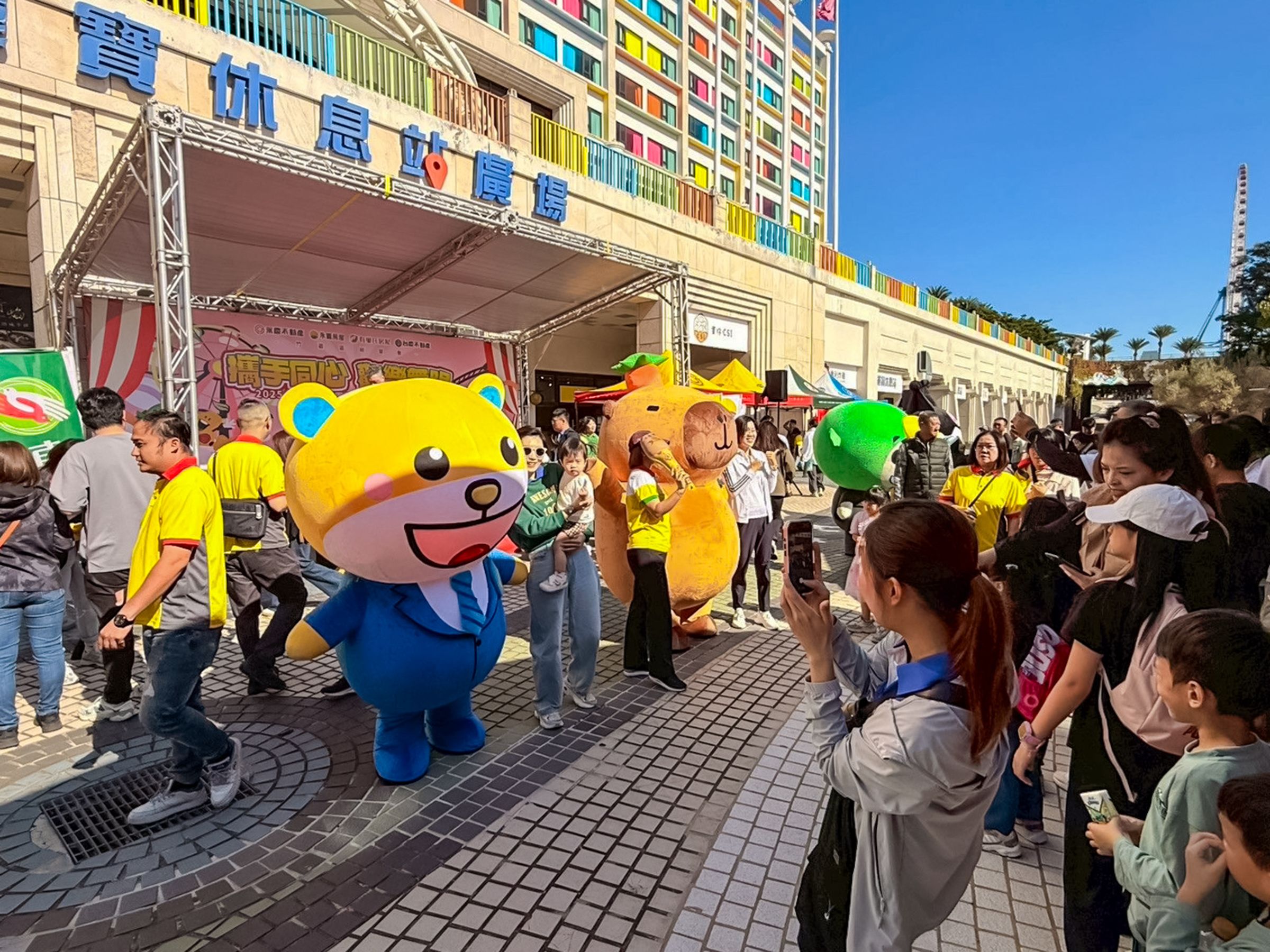 永慶加盟四品牌竹苗區經管會於11月22日舉辦家庭日,逾240間店、超過4千人同仁與眷屬熱情參與,爭相與吉祥物拍照。(永慶房產集團提供)