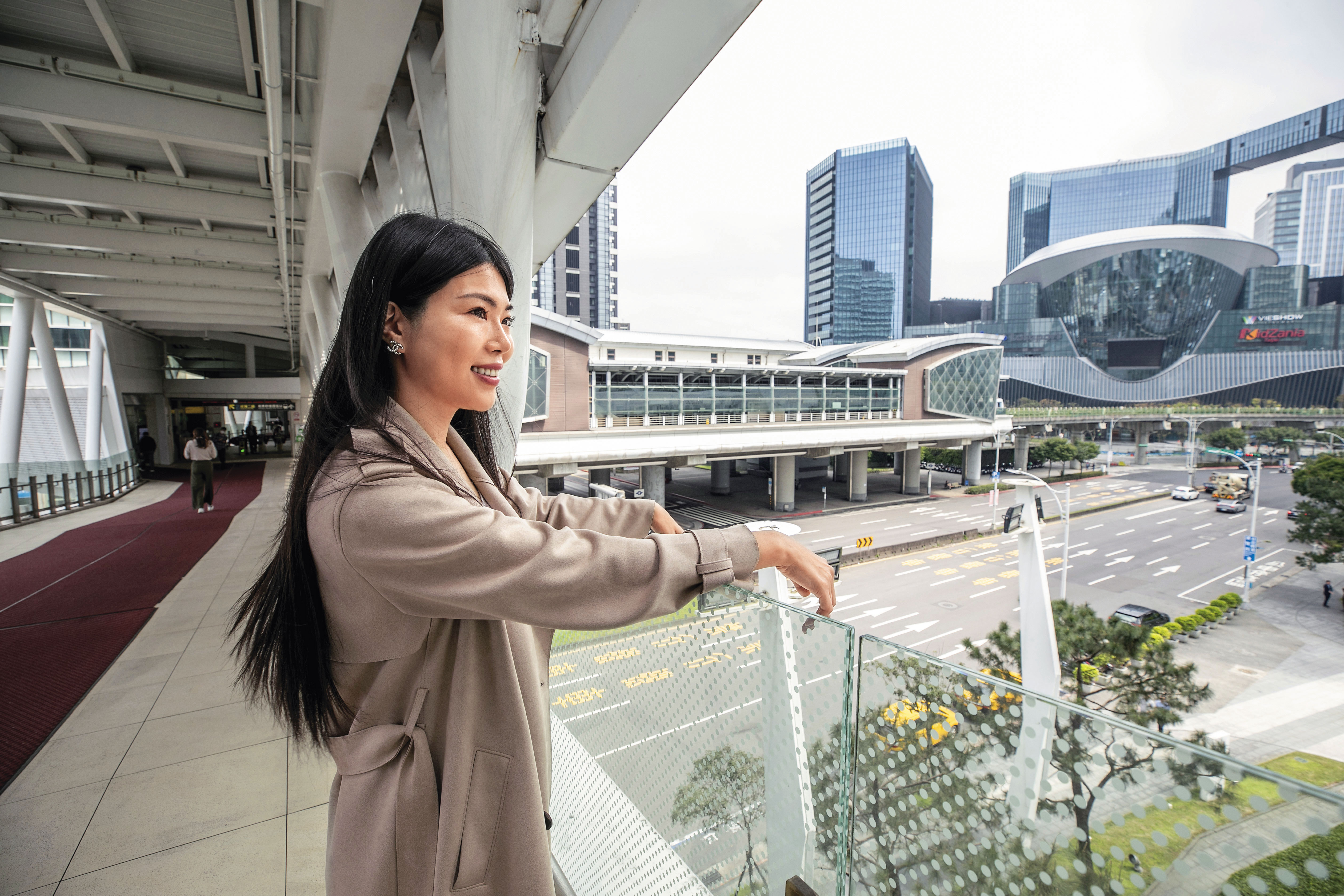 網紅Ms. Selena用「被動收入」打造富口袋，她沿著捷運買房當包租婆，年租金收入127萬元。