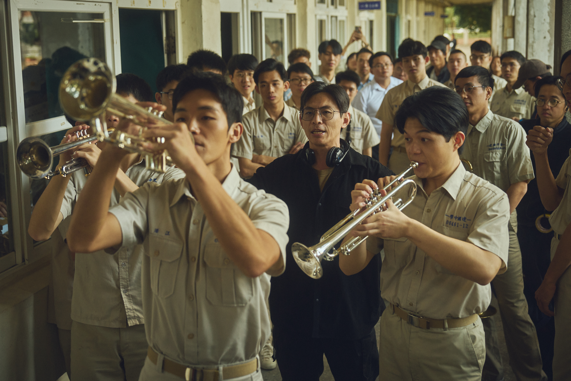 導演姜睿智（中）透過電影呈現行進樂隊的特色。（未來進行曲提供）