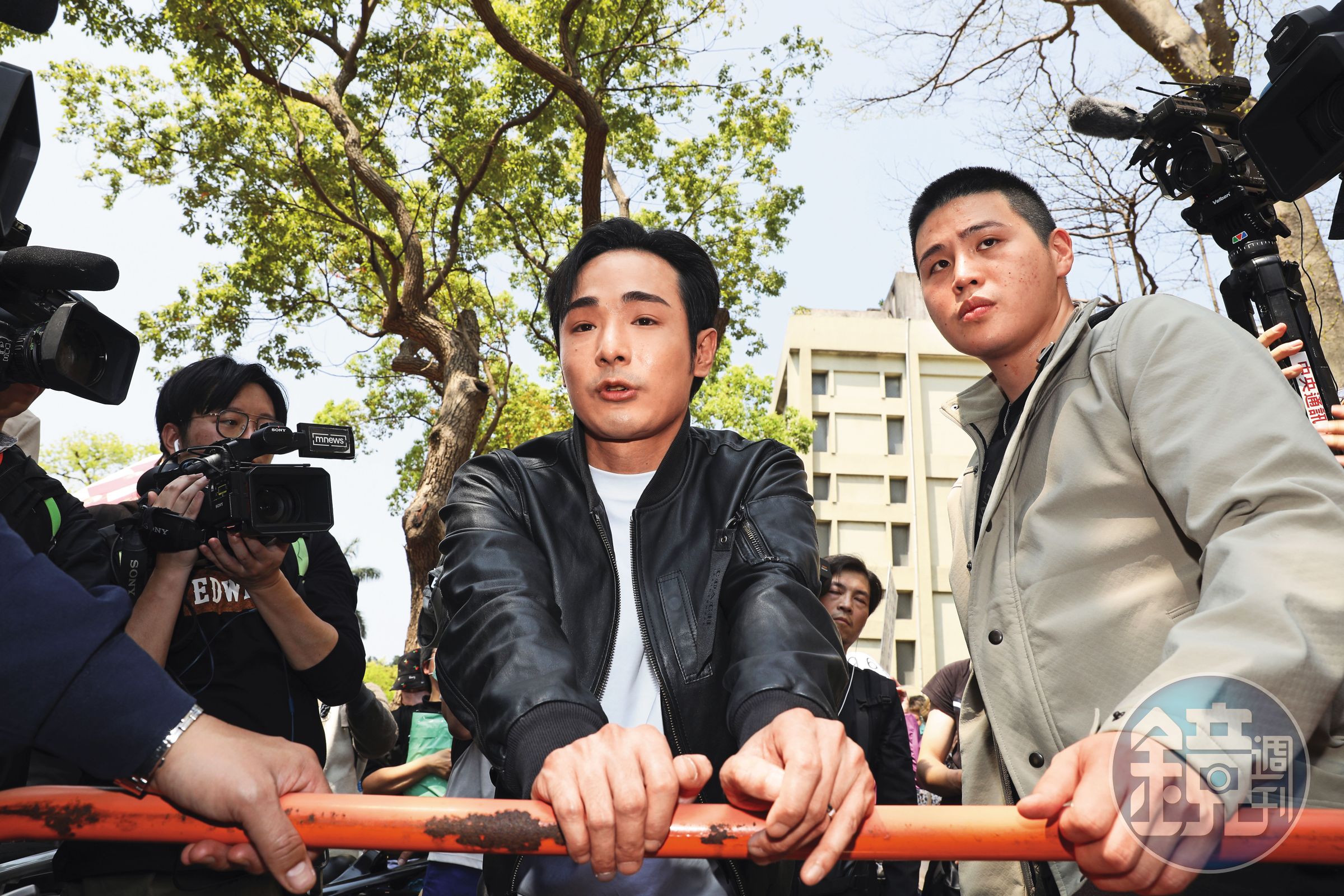 中國泉州公安局對網紅八炯(前左)、閩南狼(右)發布懸賞通告,稱2人涉「煽動分裂國家罪」。