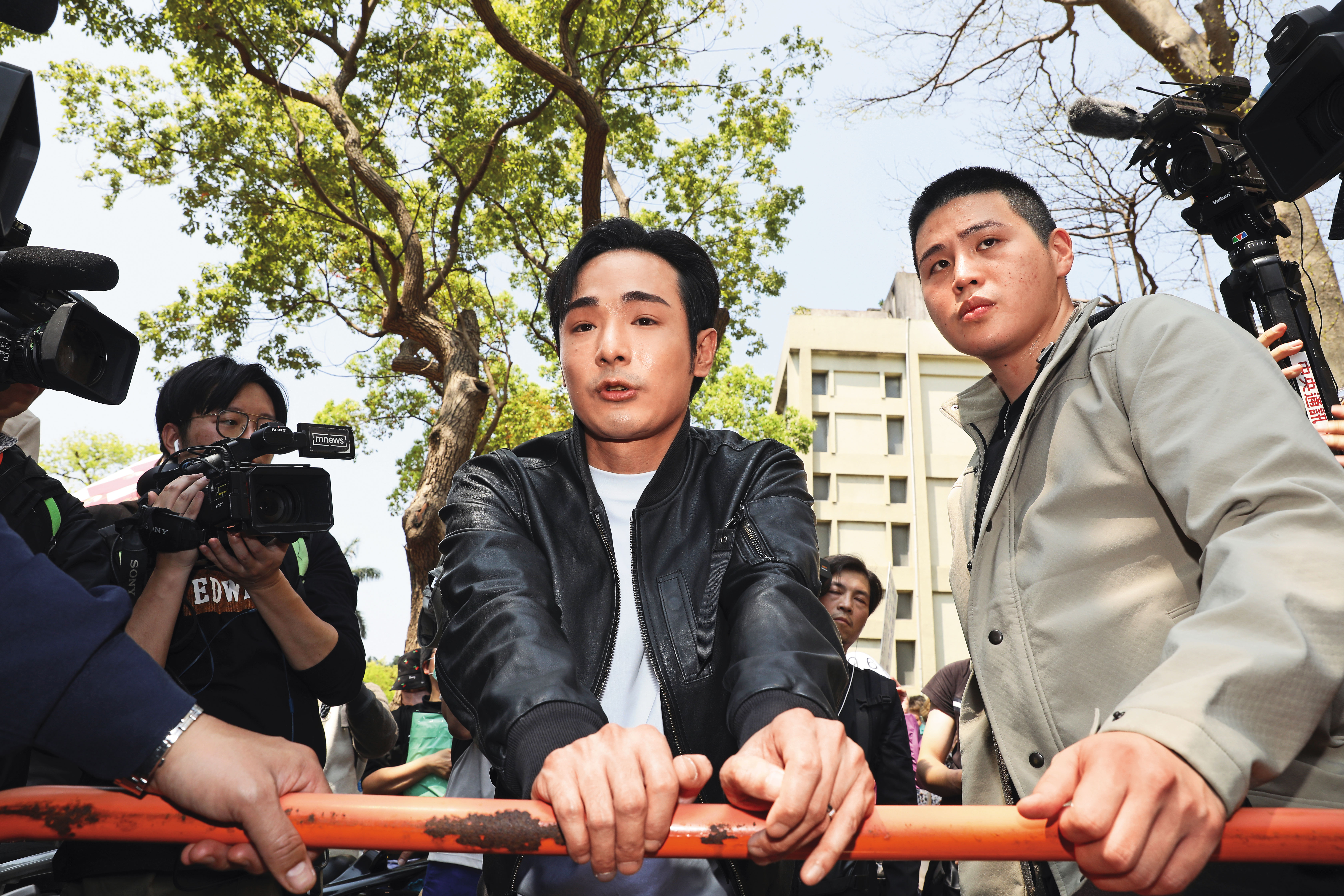 中國泉州公安局對網紅八炯（前左）、閩南狼（右）發布懸賞通告，稱2人涉「煽動分裂國家罪」。