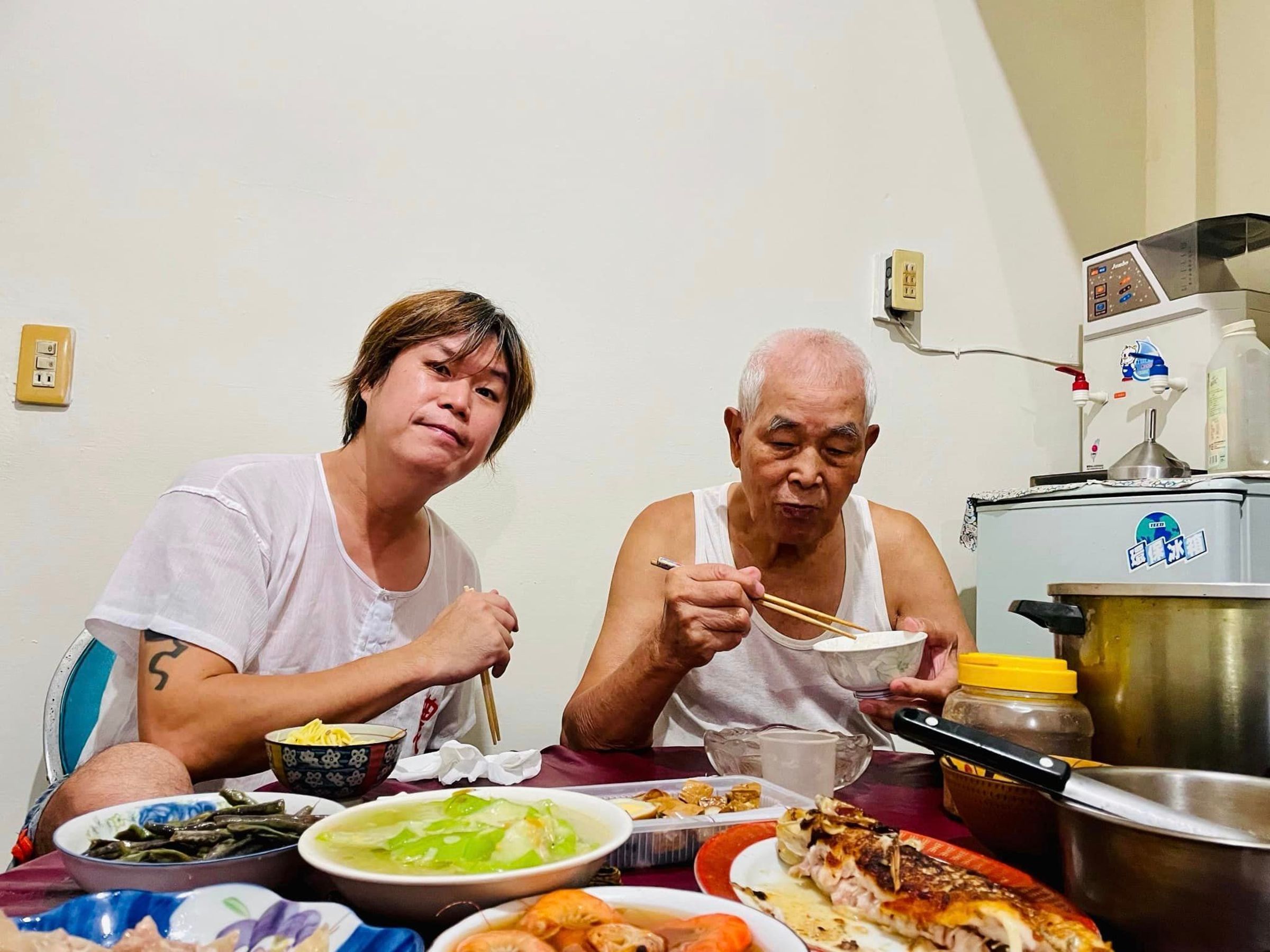 吳永吉(左)貼出與爸爸的合照。(翻攝吳永吉臉書)