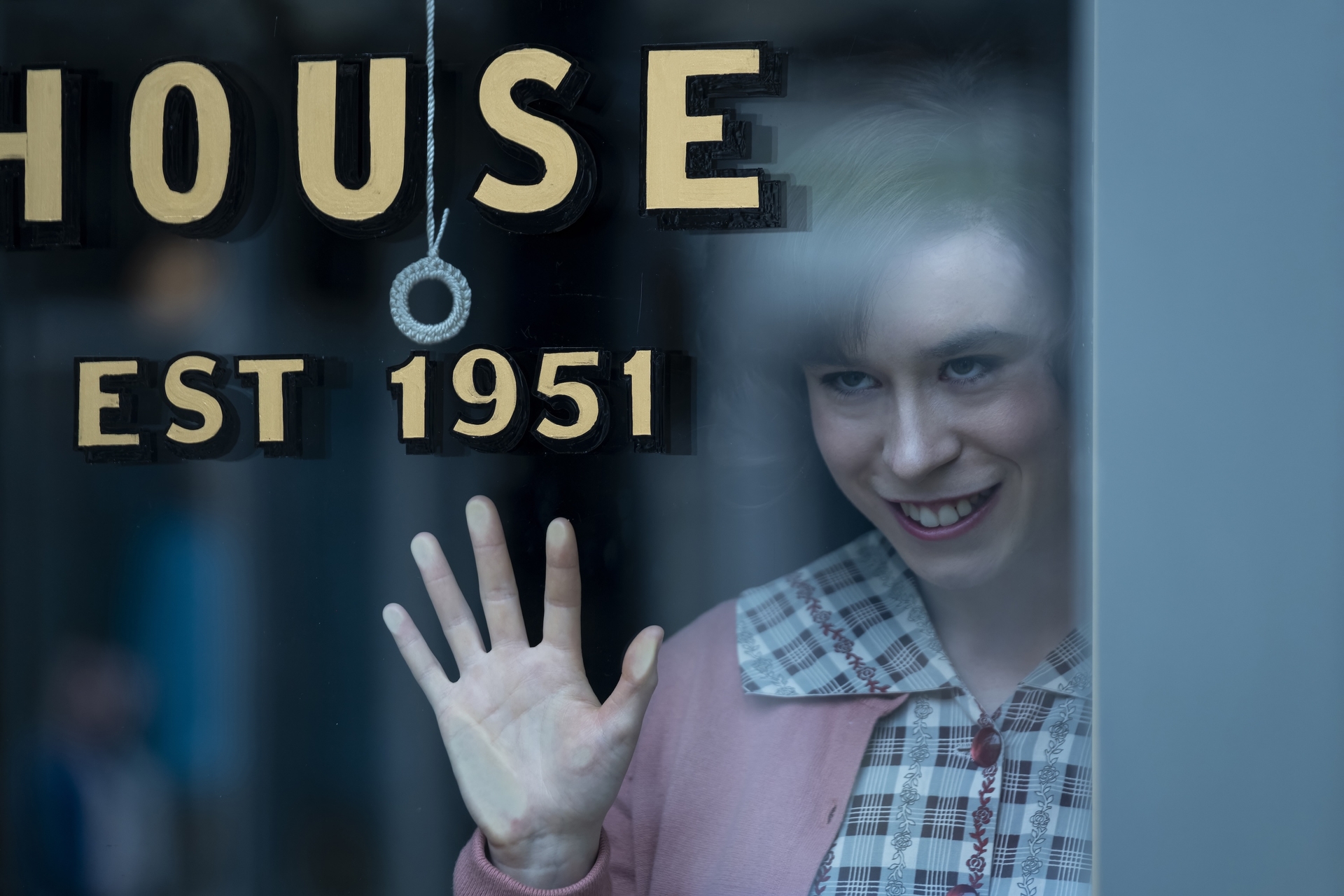 《牠:歡迎來到德利鎮》到處都斥著小丑潘尼懷斯的影子。(HBO提供)