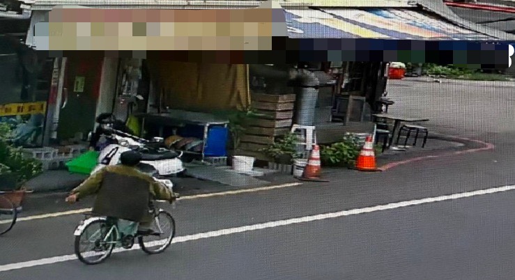 員林街頭男子拿菜刀沿路揮砍「車輛後照鏡遭毀損」。（翻攝畫面）