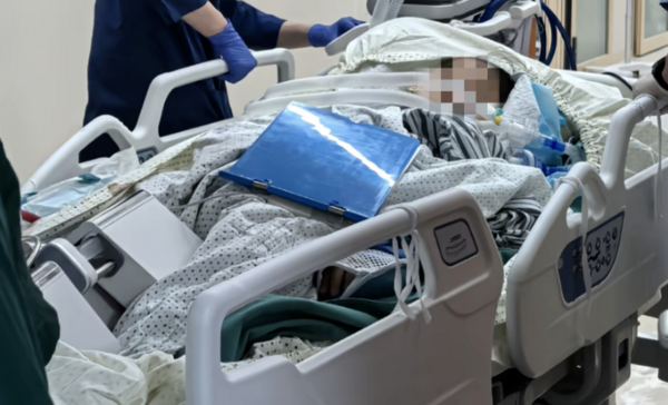 一名婦人郊外散步踩破「化骨水容器」，中毒不治。（翻攝自微博）