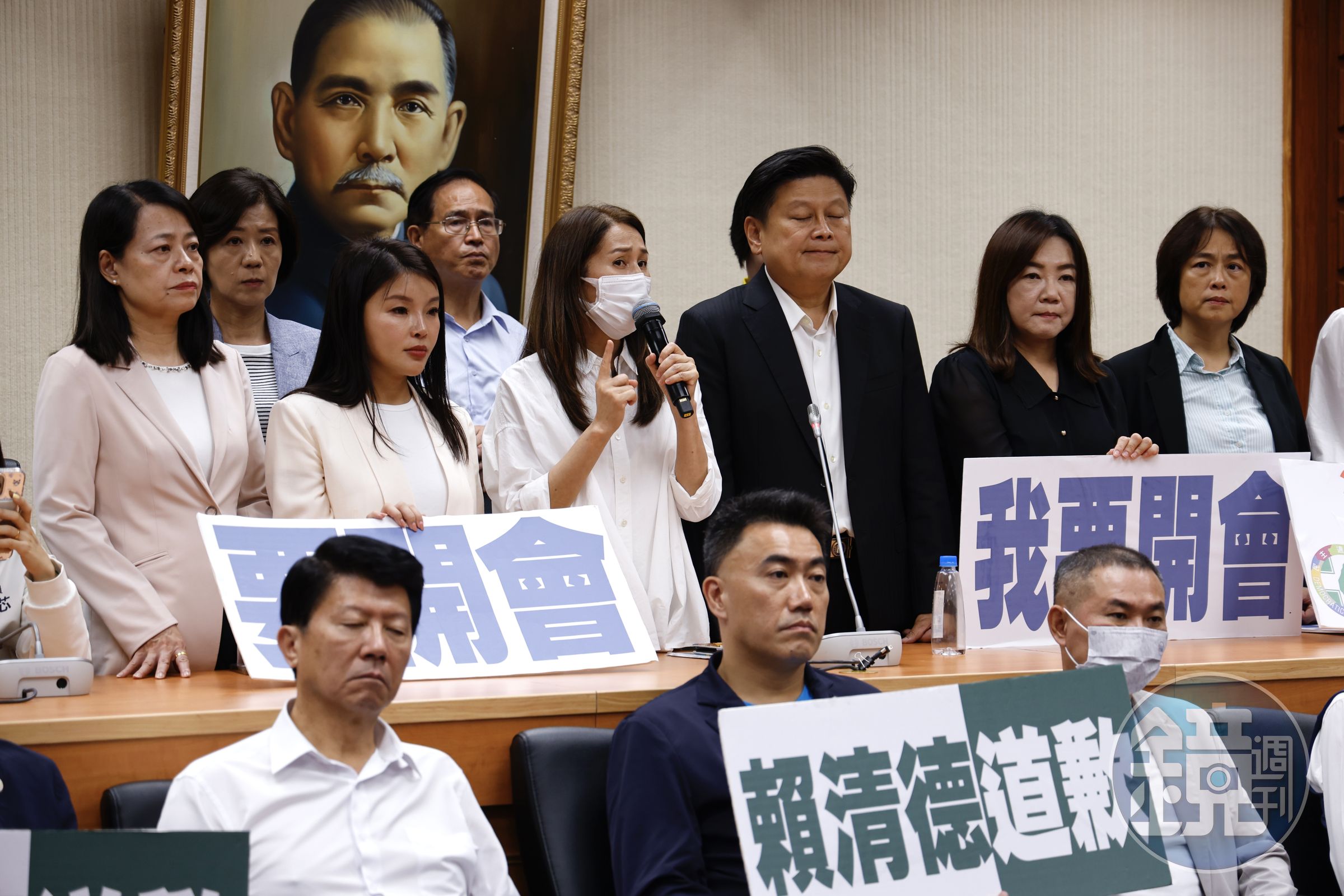 高金素梅下午將會議室改至群賢101,稍早宣布「散會」。