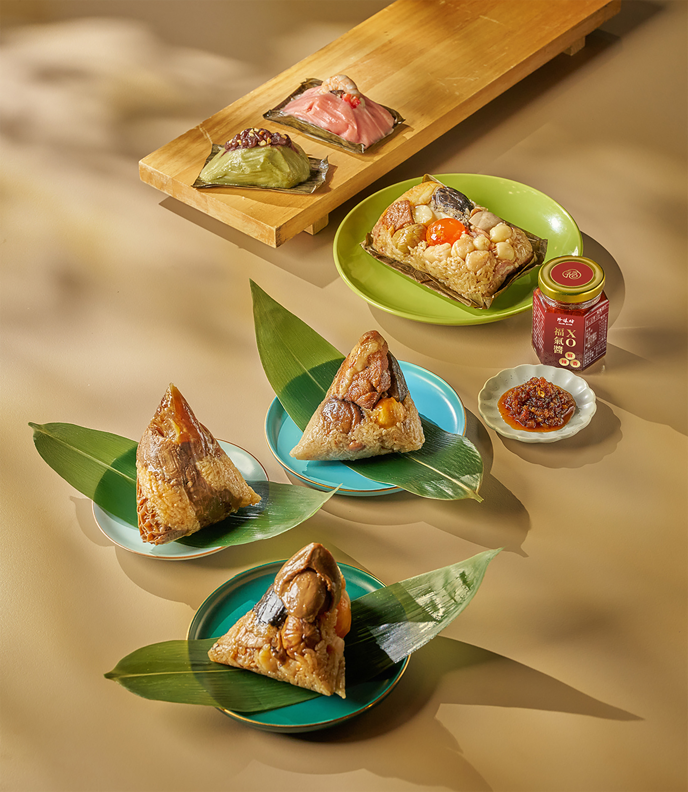 福華飯店今年推出的「滬廣山海珍饌粽禮盒」，內含滬式鮑魚干貝粽、辣味犇粽、廣式海皇八寶粽、古早味飄香粽、紅麴海陸粽、艾草杏粒紅豆粽各1顆與XO醬1罐。（2,288元／組）（台北福華大飯店提供）