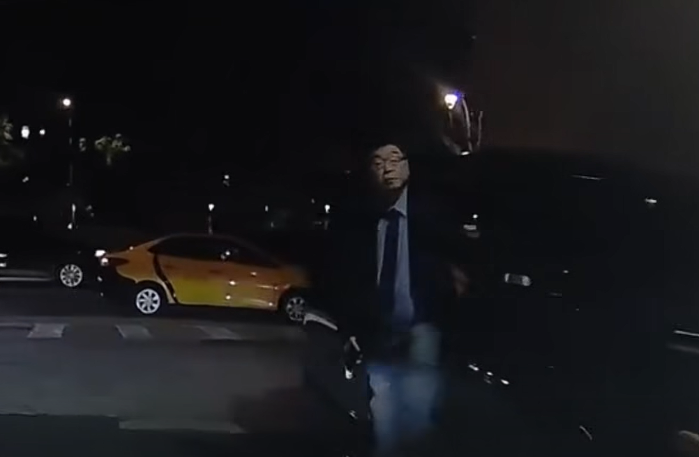 前立委邱毅的座車在大安區巷內逆向違停，被網友直擊PO網，轄區大安分局警方查證違規屬實，將依法開罰。（翻攝自爆料公社）