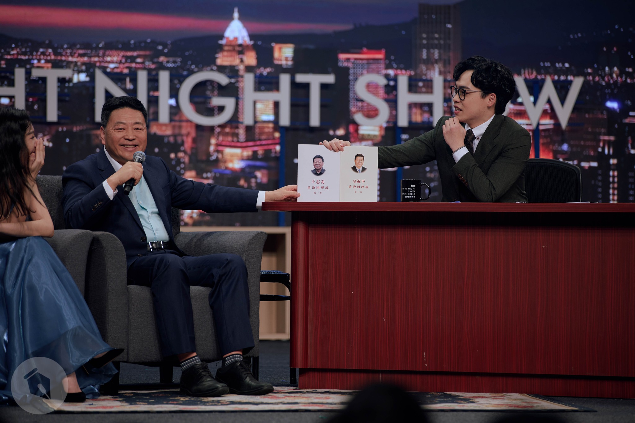 王志安日前受邀上網路節目《賀瓏夜夜秀》，卻出現缺乏「同理心」訕笑身障者的言論。（翻攝自薩泰爾娛樂臉書）