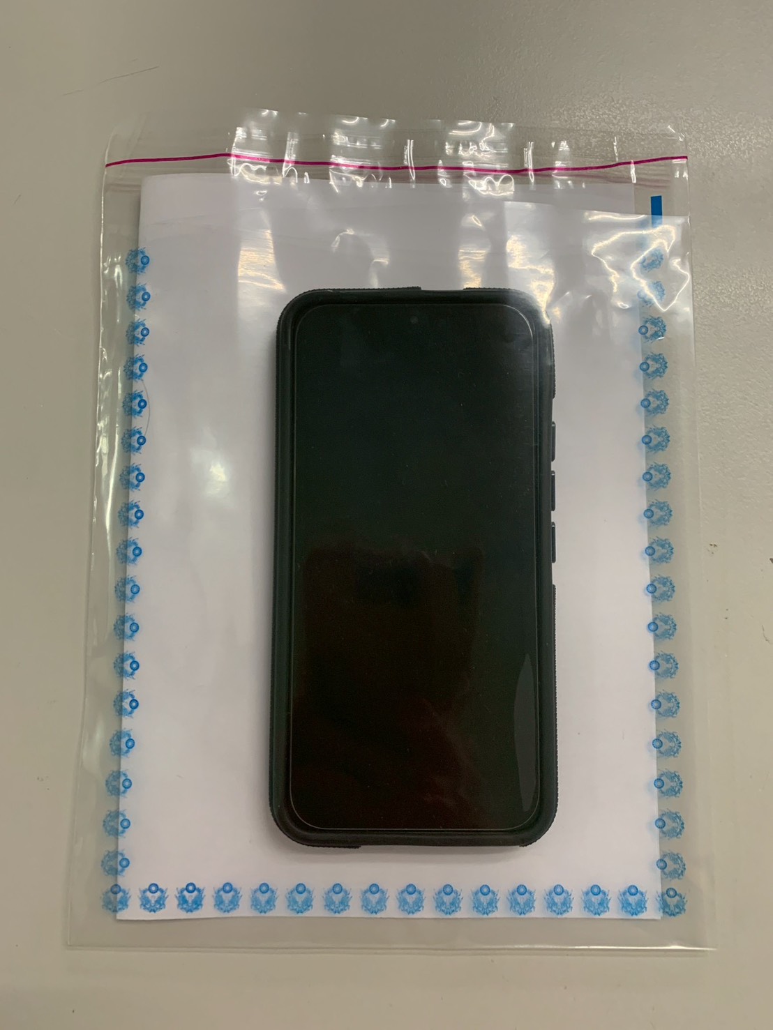 警方查扣偷拍用手機。（警方提供）