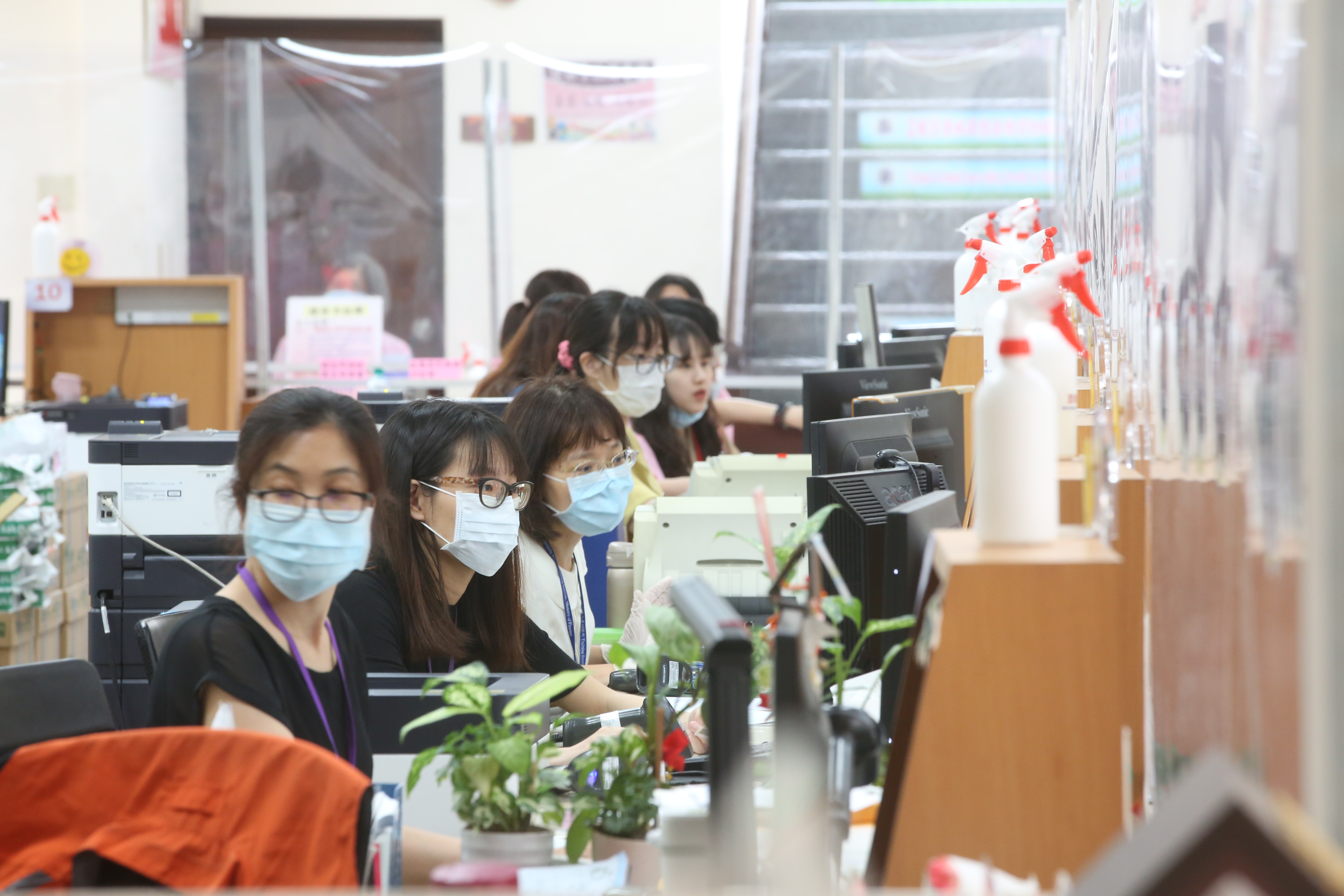 有網友po出一張國稅局的內部照片，發現每個窗口的電腦旁邊都放著「麥仔茶」，引起網路熱議。（示意圖，本刊資料照）