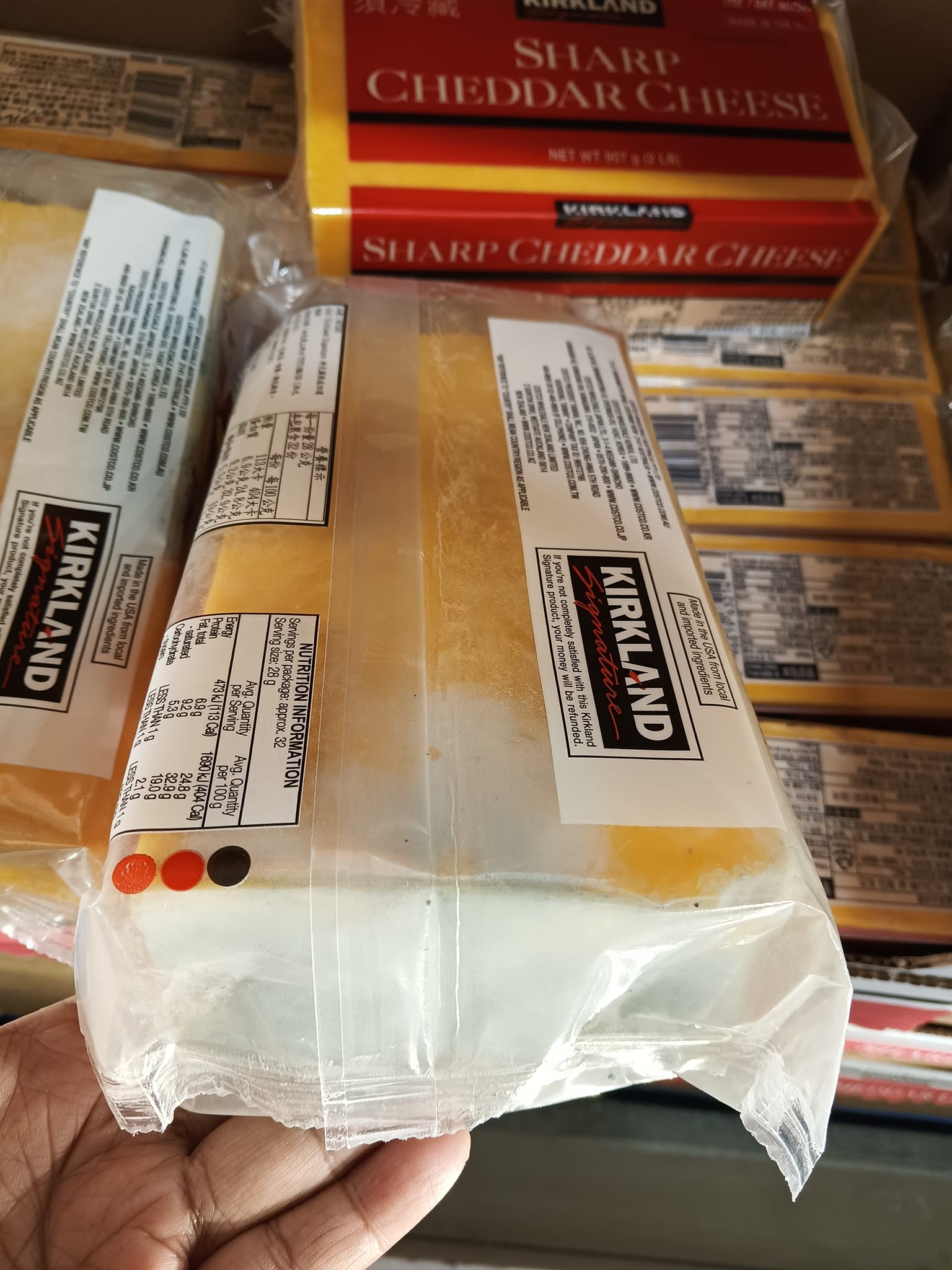 有消費者在好市多購買起司,發現數包有發霉的情況。(翻攝自Costco好市多 商品經驗老實說)