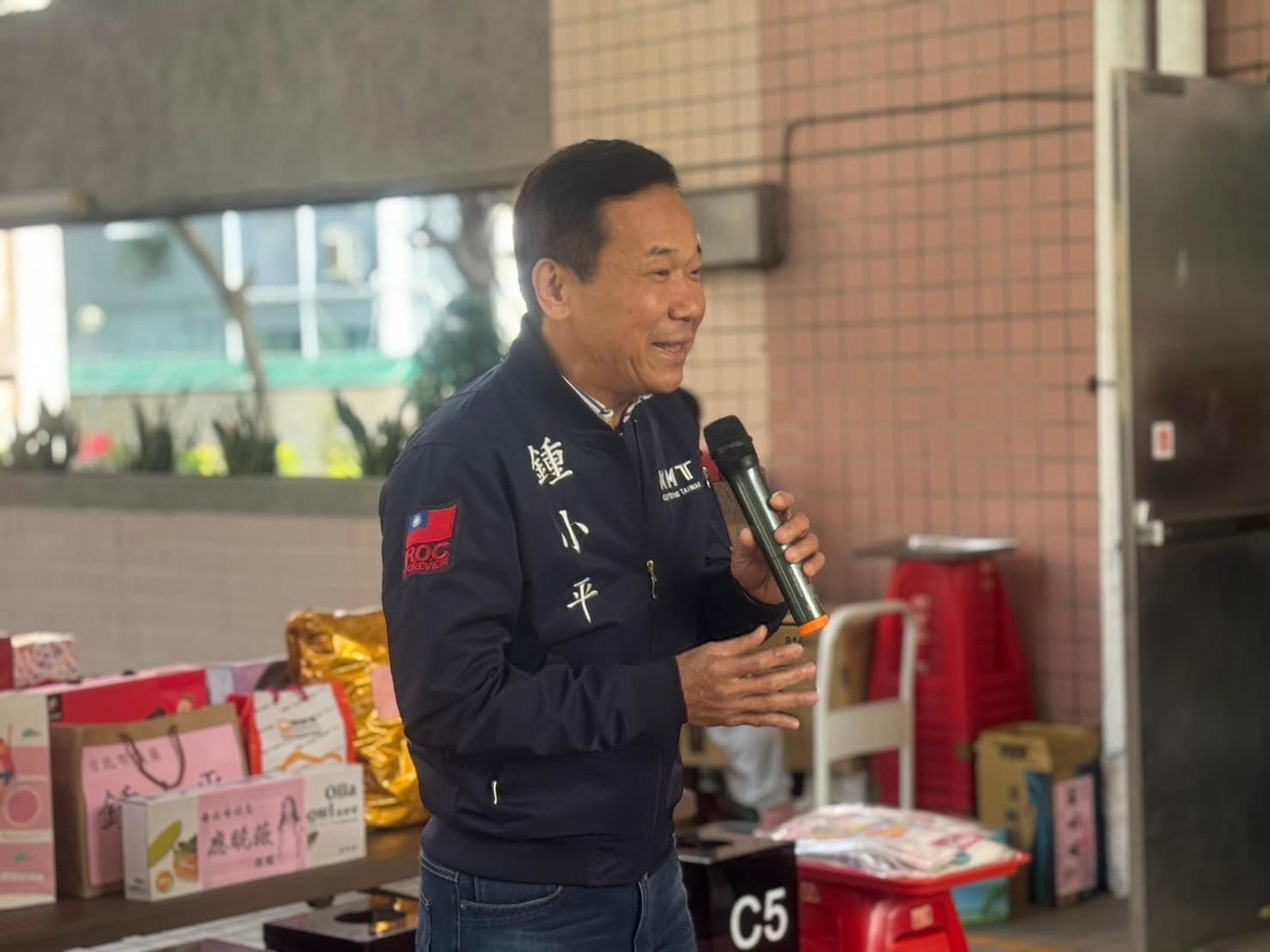 國民黨市議員鍾小平今日到台北地檢署，告發時任競選總幹事黃珊珊涉嫌違法申報尼奧、時樂公司916萬元，並與求真民調公司做假民調。（翻攝自臉書＠鍾小平）