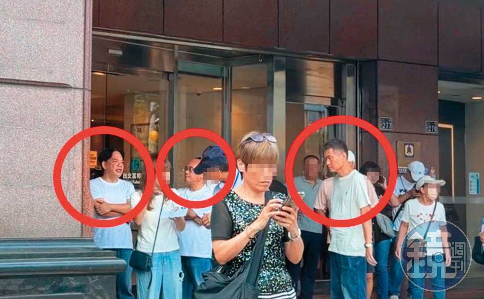 基隆二信的許姓、楊姓及鍾姓高階主管，也被拍到在上班時間，於謝國樑登記參選現場陪同造勢。（讀者提供）