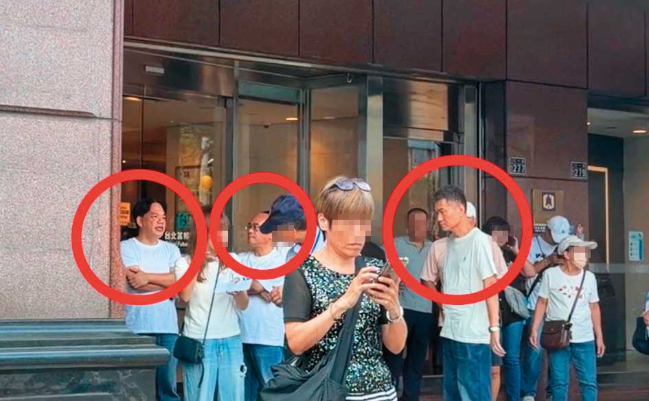 基隆二信的許姓、楊姓及鍾姓高階主管，也被拍到在上班時間，於謝國樑登記參選現場陪同造勢。（讀者提供）