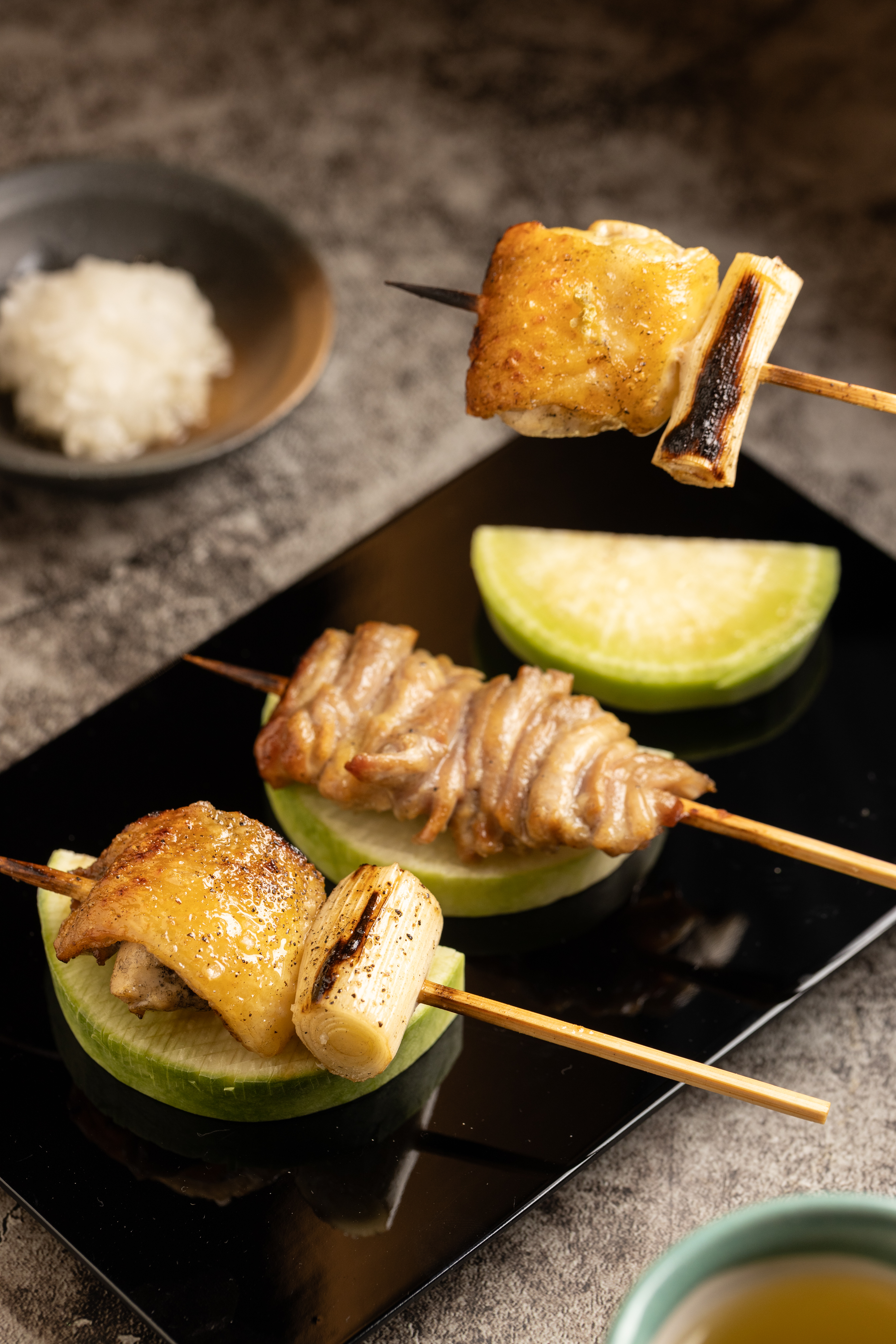 咬感獨特的「雞肩膀」（左起）、帶有筋膜與軟骨的緊實「雞頸肉」、雞腿根部緊鄰背部的「雞生蠔」，很考驗主廚的刀工與火候。（3,800元套餐菜色）