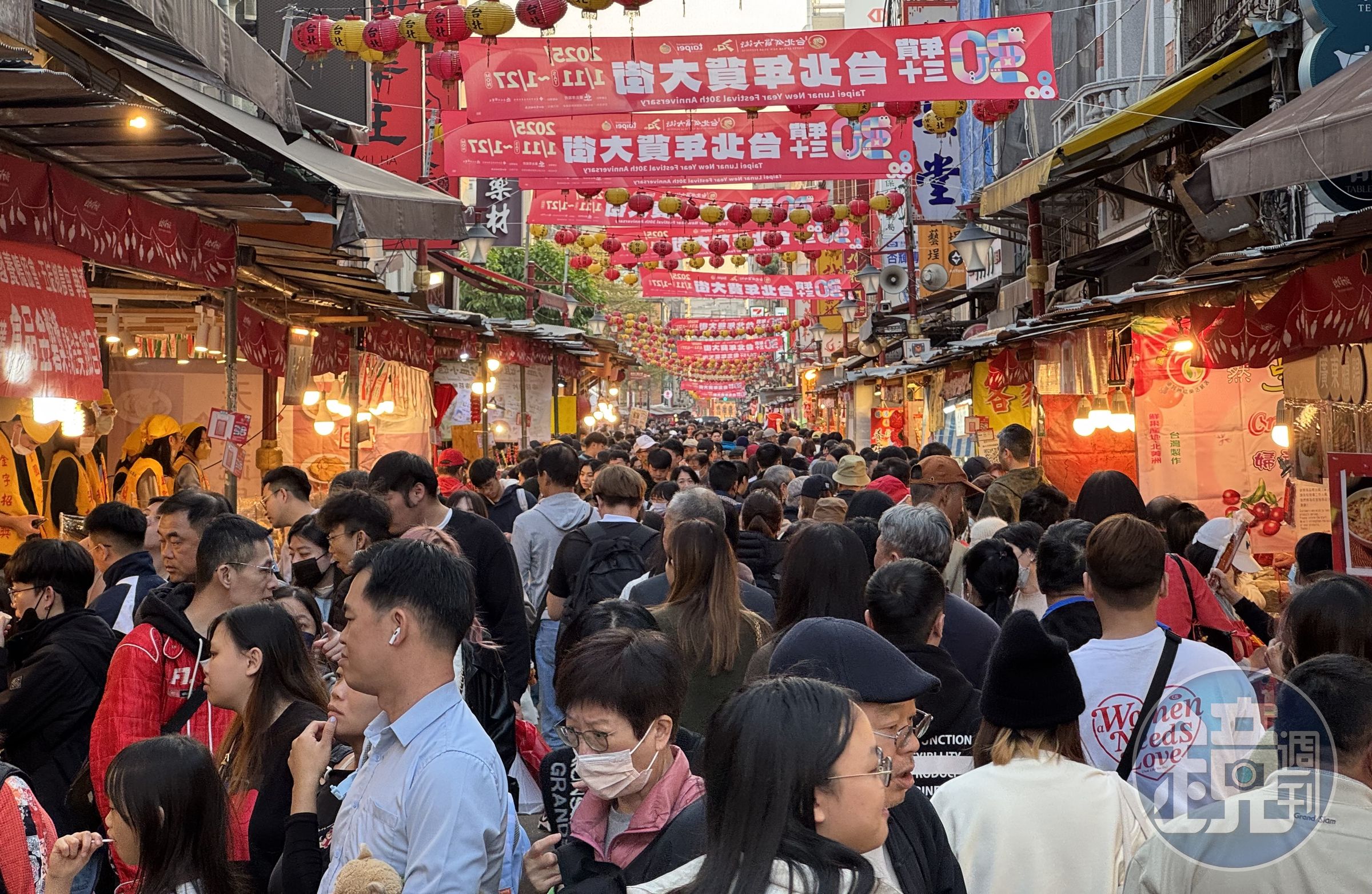 今年台北年貨大街禁菸範圍擴大至周邊巷弄。(本刊資料照)