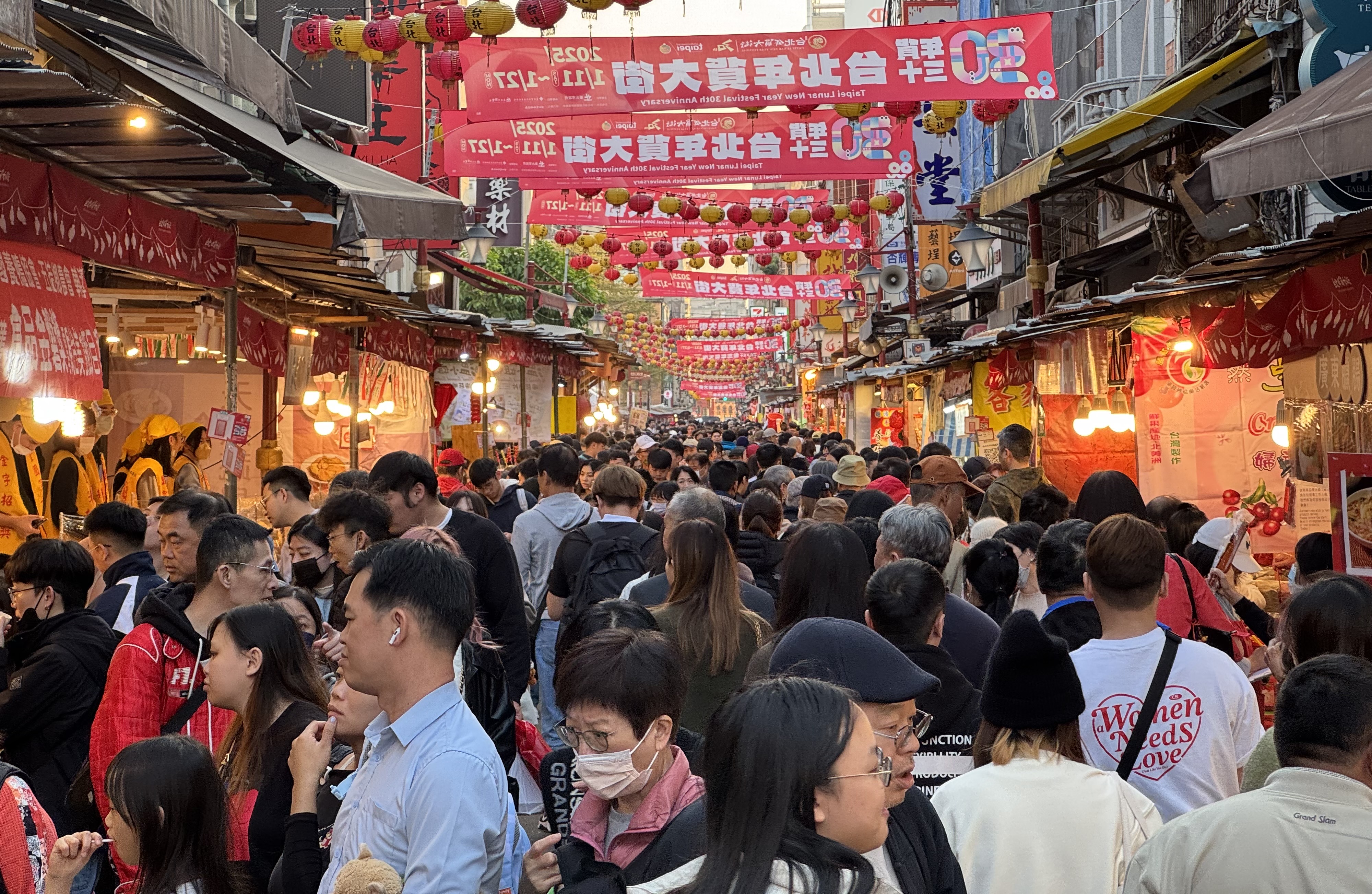 今年台北年貨大街禁菸範圍擴大至周邊巷弄。(本刊資料照)