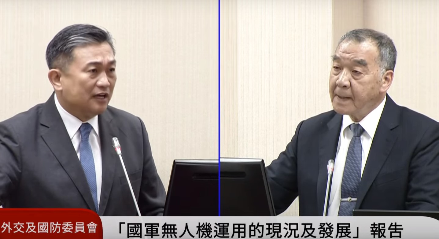 王定宇質詢時出示影片，證明國軍馬祖地區心理衛生中心電話是空號，讓國防部長邱國正當場臉垮。（翻攝自國會YT頻道）