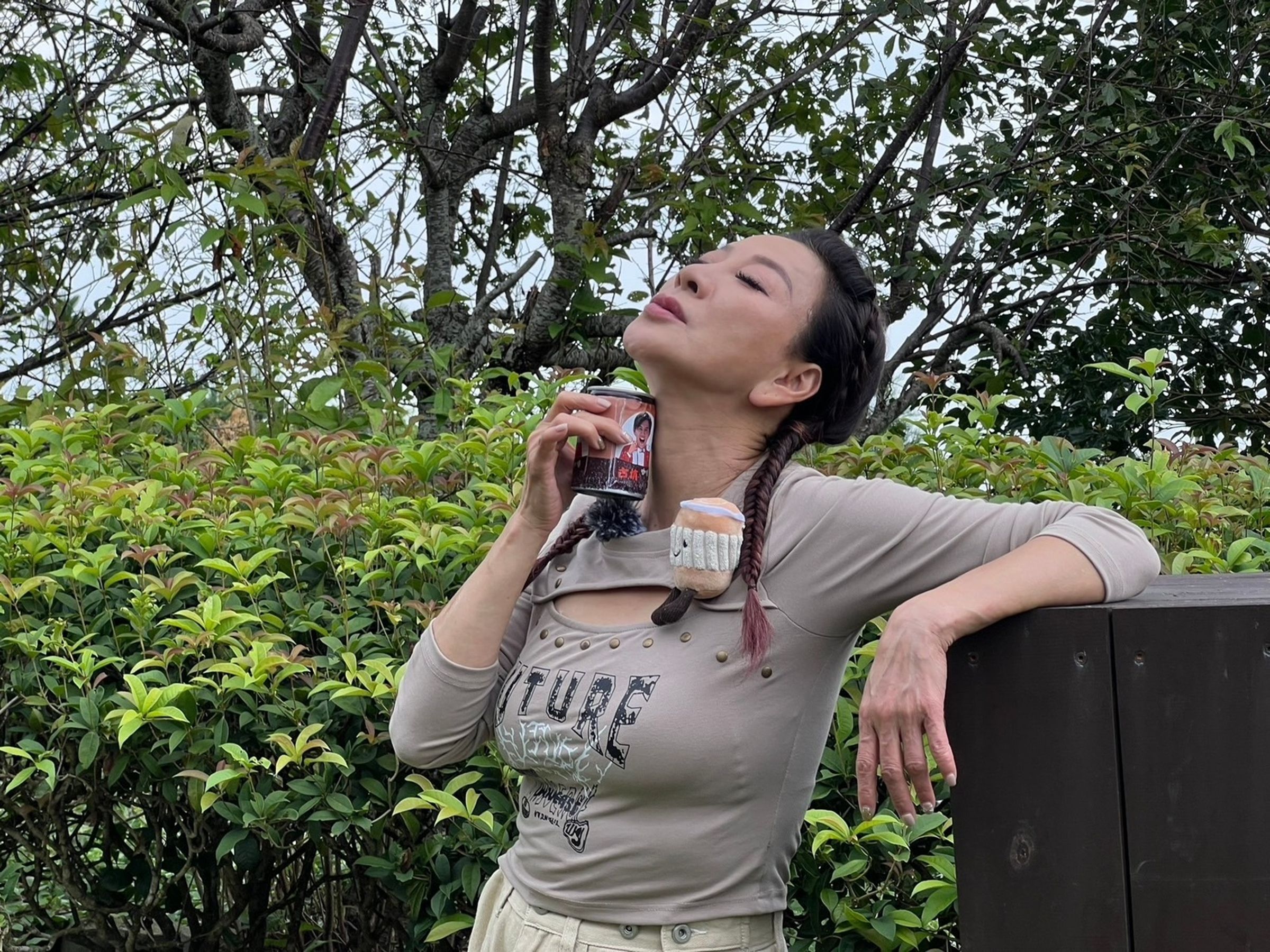 楊繡惠出外景重溫昔日咖啡廣告情景。（民視提供）