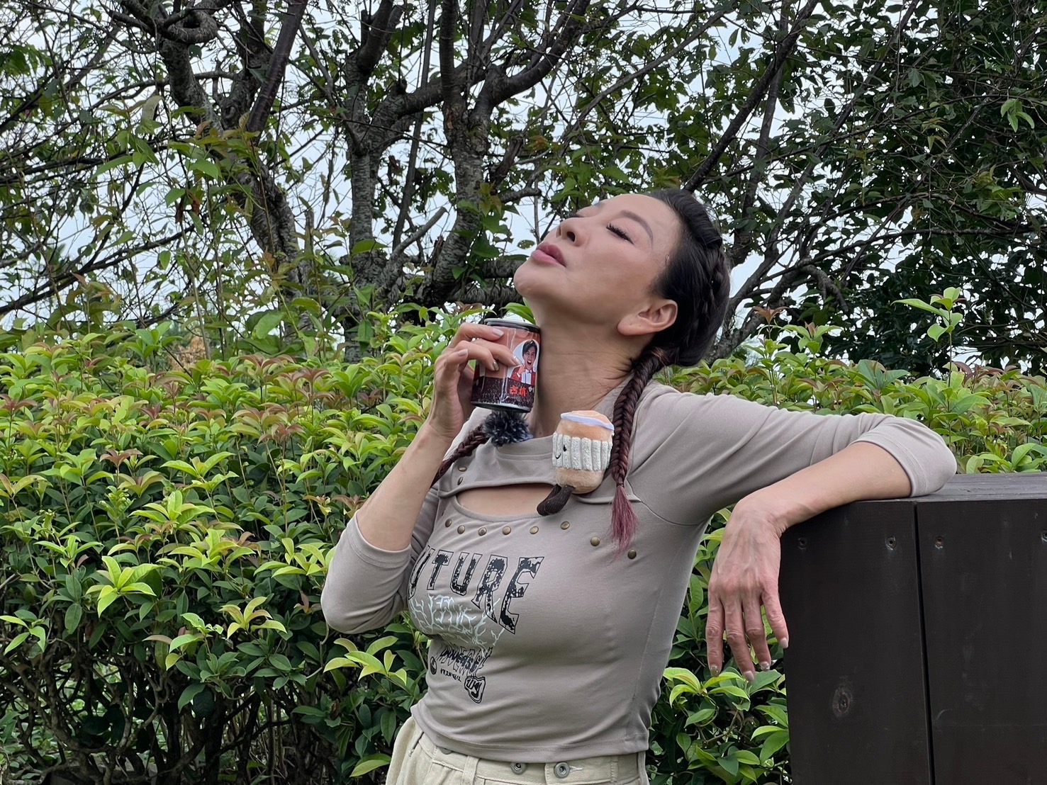 楊繡惠出外景重溫昔日咖啡廣告情景。（民視提供）