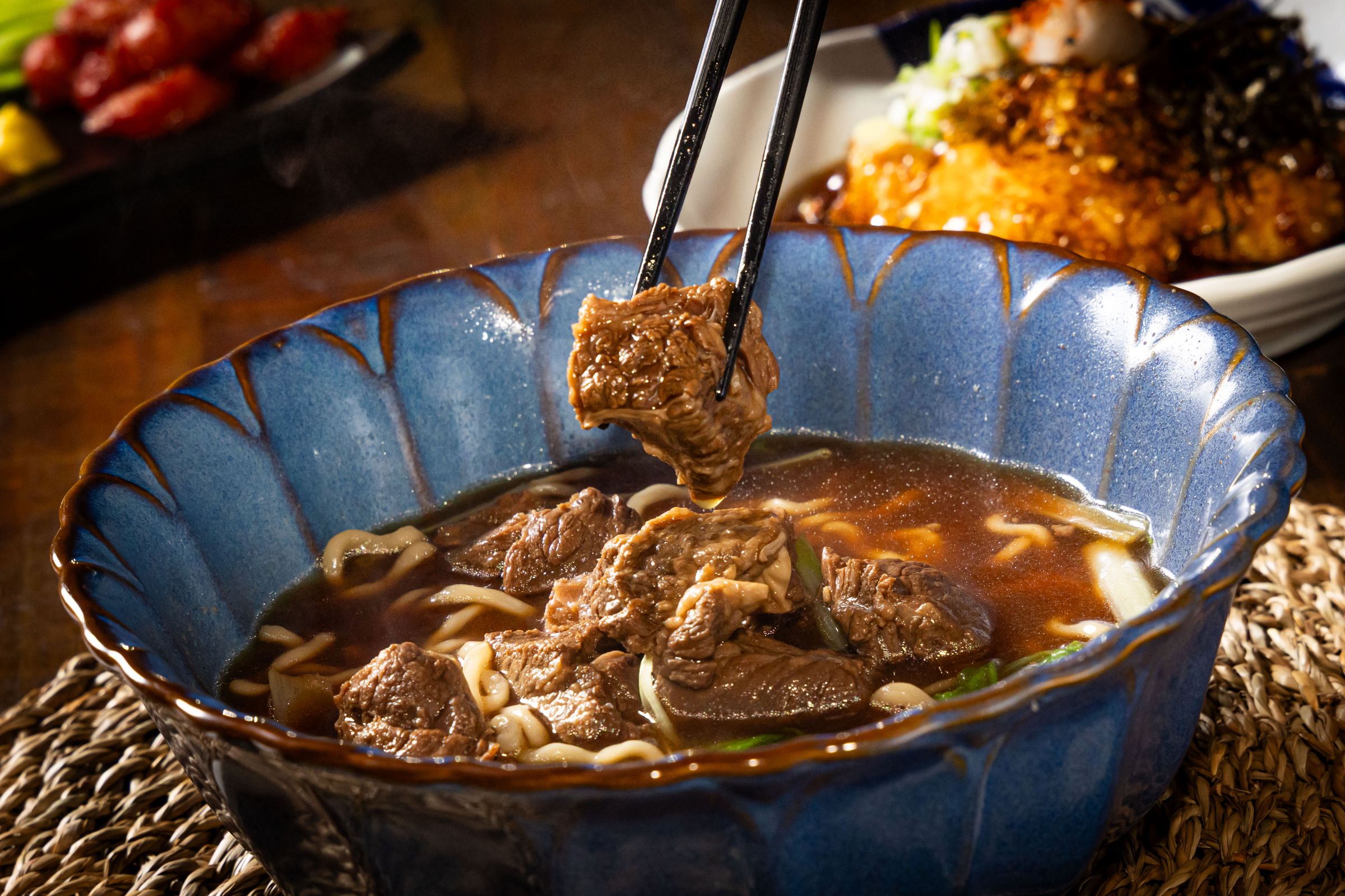 招牌「異塵牛肉麵」湯頭清爽、肉多實在,加入自製辣椒醬風味更佳。(420元/碗)(異塵提供)