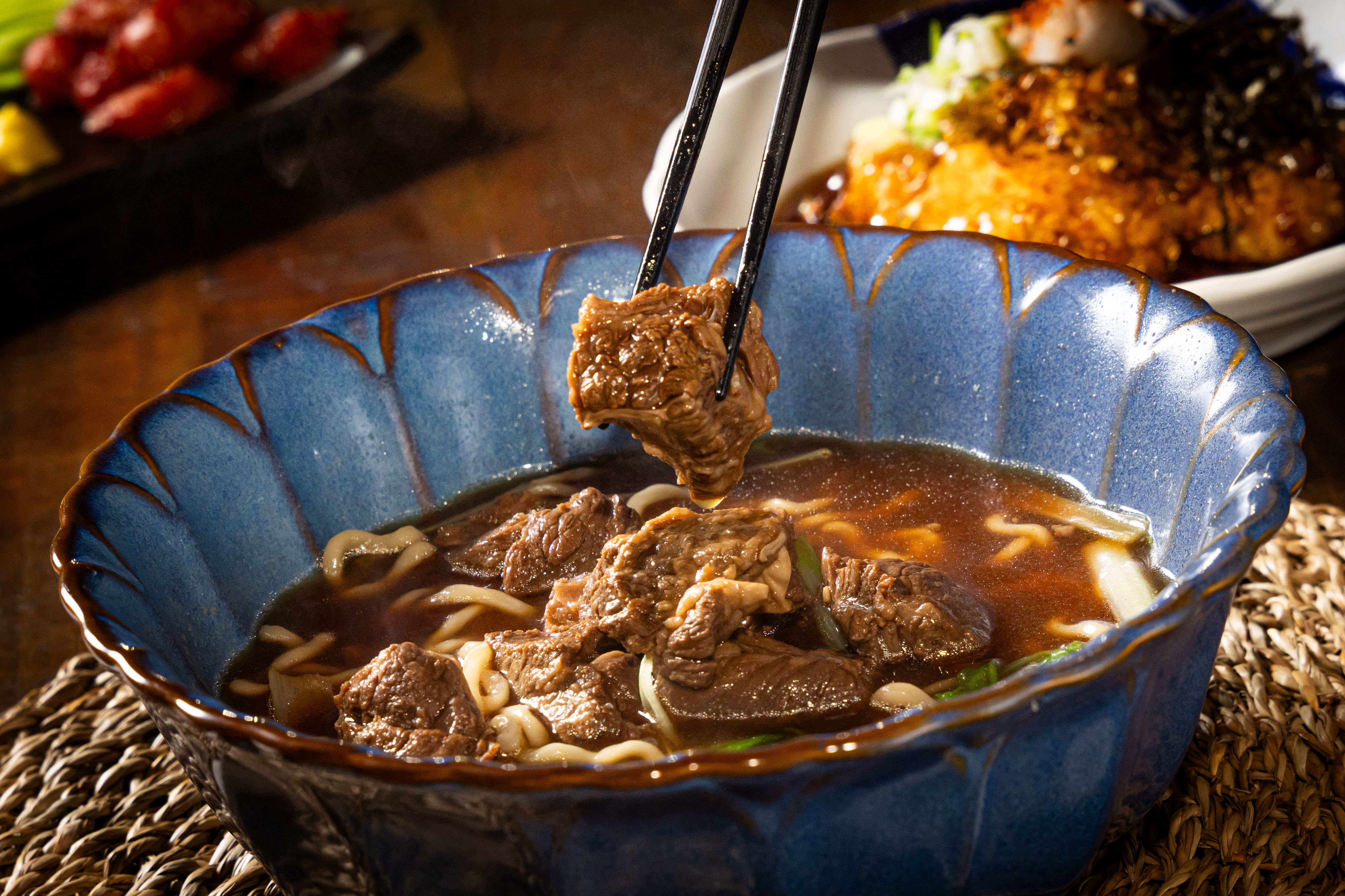 招牌「異塵牛肉麵」湯頭清爽、肉多實在，加入自製辣椒醬風味更佳。（420元／碗）（異塵提供）