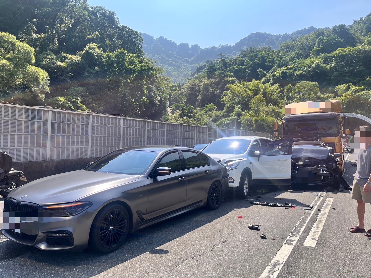 曳引車駕駛因眩光煞車不及連撞4車。（翻攝畫面）