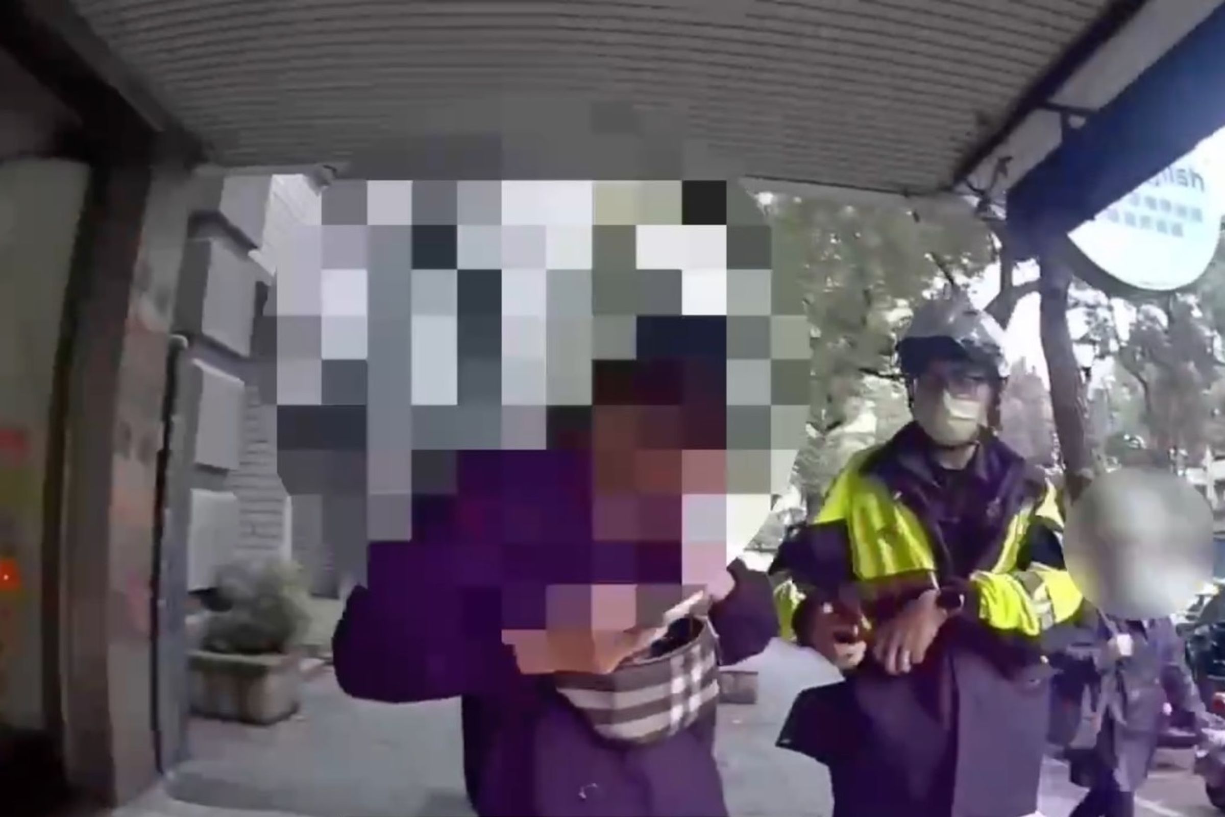 陳男到教堂內毀損物品,警方到場後將他帶回警局保護管束。(翻攝畫面)