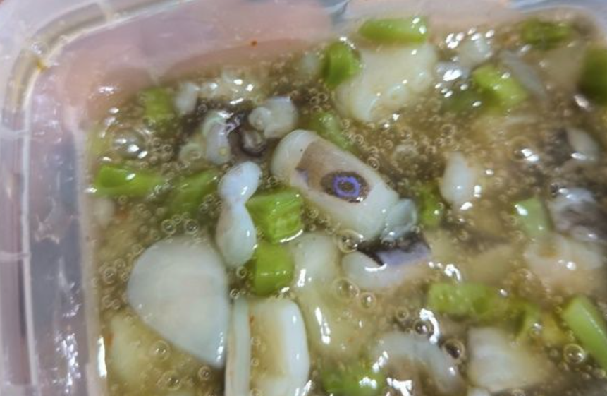 高雄男子吃芥末章魚驚見「藍紋章魚腳」，緊急送醫檢查。（翻攝自爆廢公社公開版）