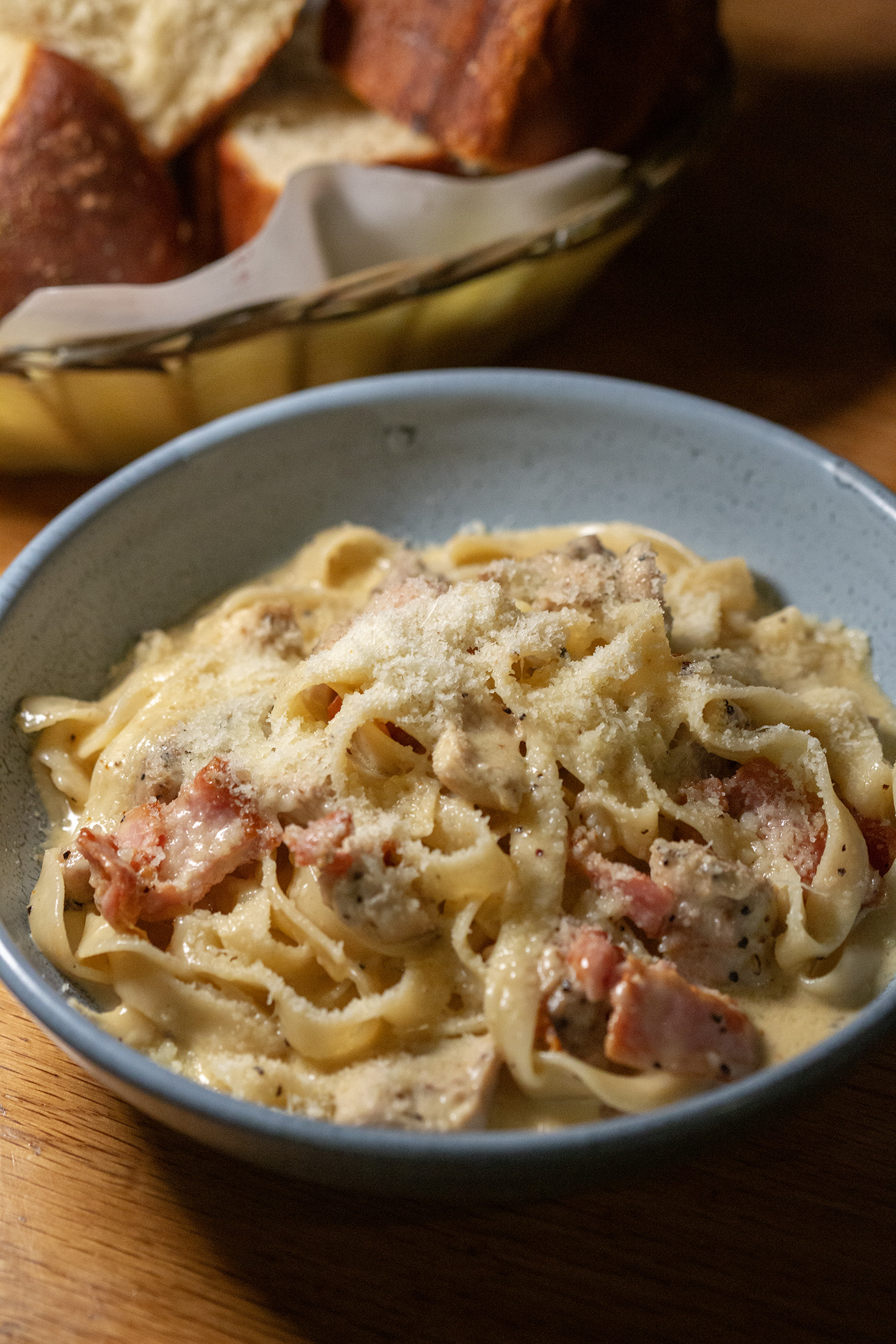 「培根蛋黃醬寬麵(Fettuccine Carbonara)」以濃稠滑順的醬汁包覆麵條,搭配培根與起司的鹹香,讓人想用麵包抹淨盤底醬汁。(紐幣元25/份,約NT$472)