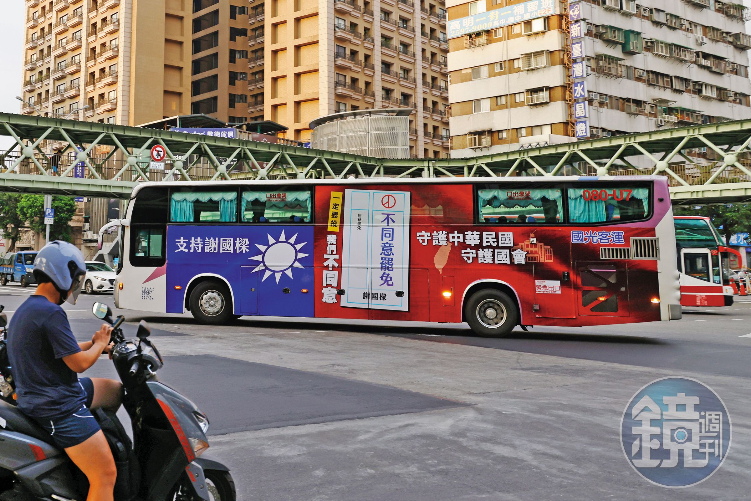 國民黨發動地面戰,刊登「支持謝國樑」客運廣告全力固樑。