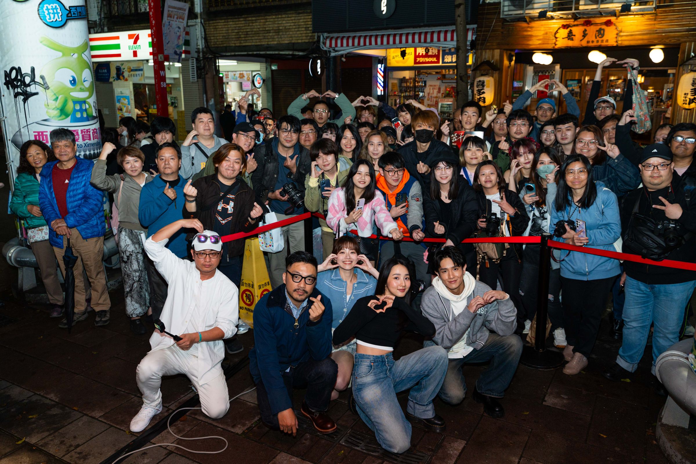 《器子》導演簡學彬跟李沐、程雅晨、黃禮豐出席粉絲見面會。(華映娛樂提供)