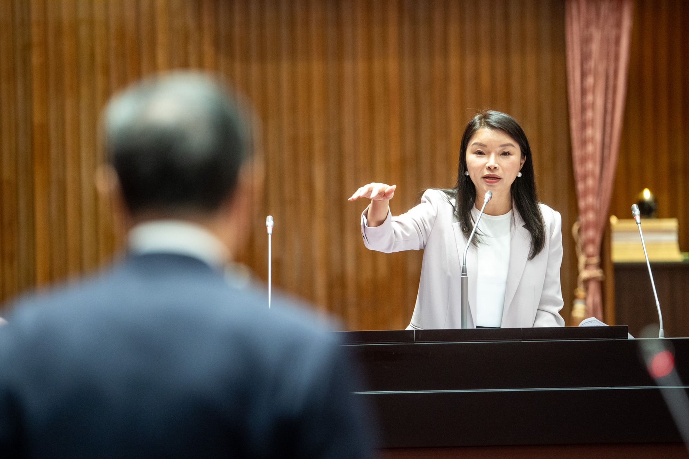 交通部近日預告修正外送平台基本運價，引發討論，國民黨立委張嘉郡今（18日）在立法院總質詢時做出提醒。（立委張嘉郡國會辦公室提供）