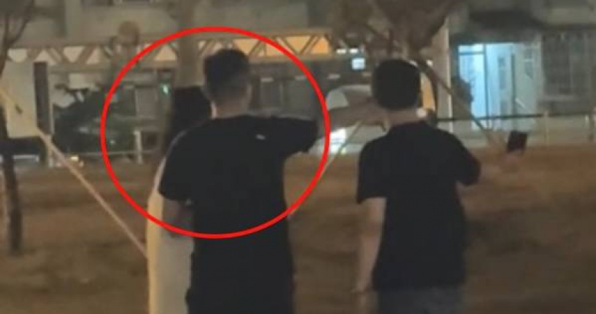 一名林姓高中女老師17日晚間在文化中心散步，竟無端遭3名便衣警員團團包圍押上警車，後來查證是烏龍一場。（翻攝畫面）