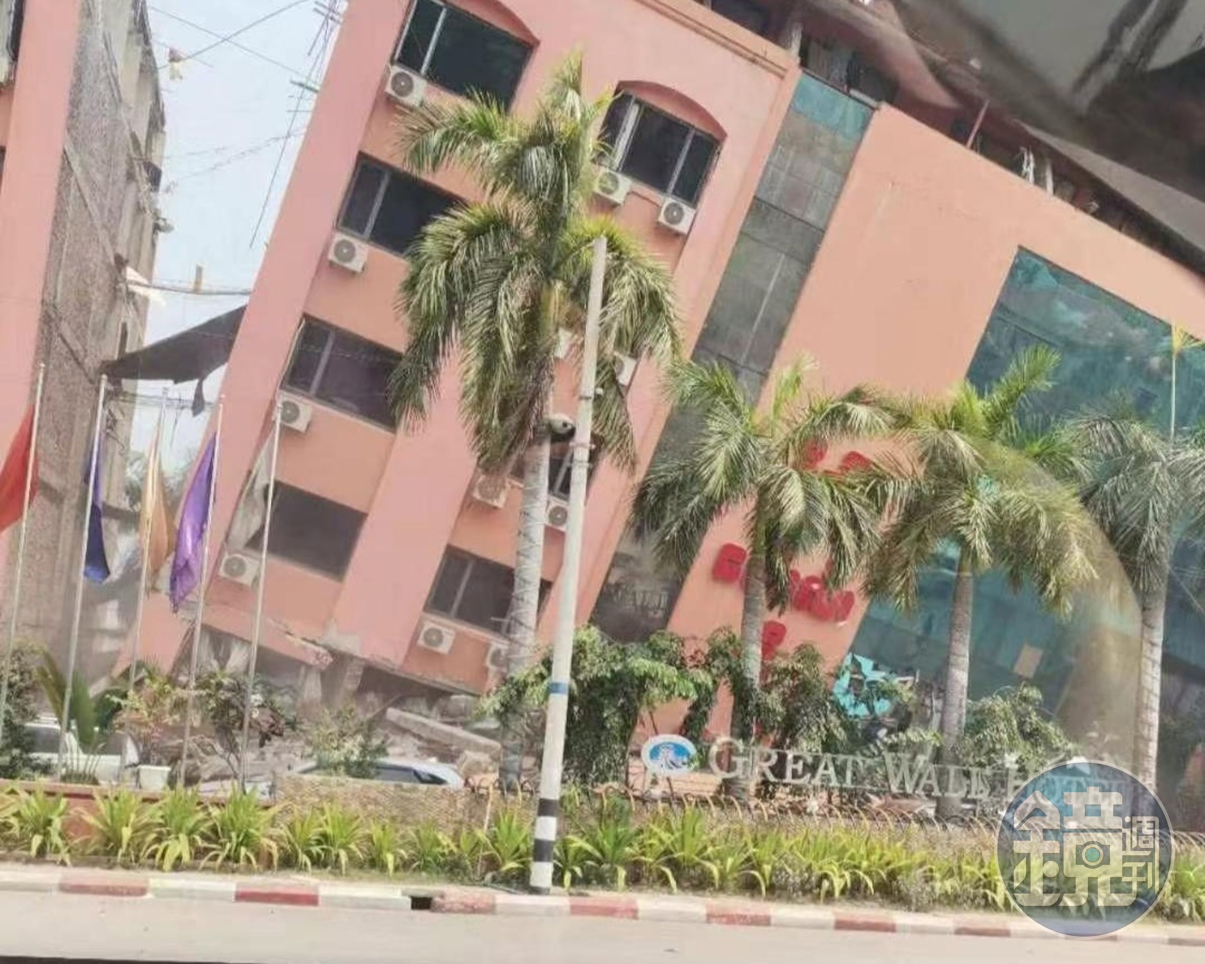 緬甸震央附近的長城飯店不敵強震倒塌，台籍林姓婦人受困罹難。（緬甸台商提供）