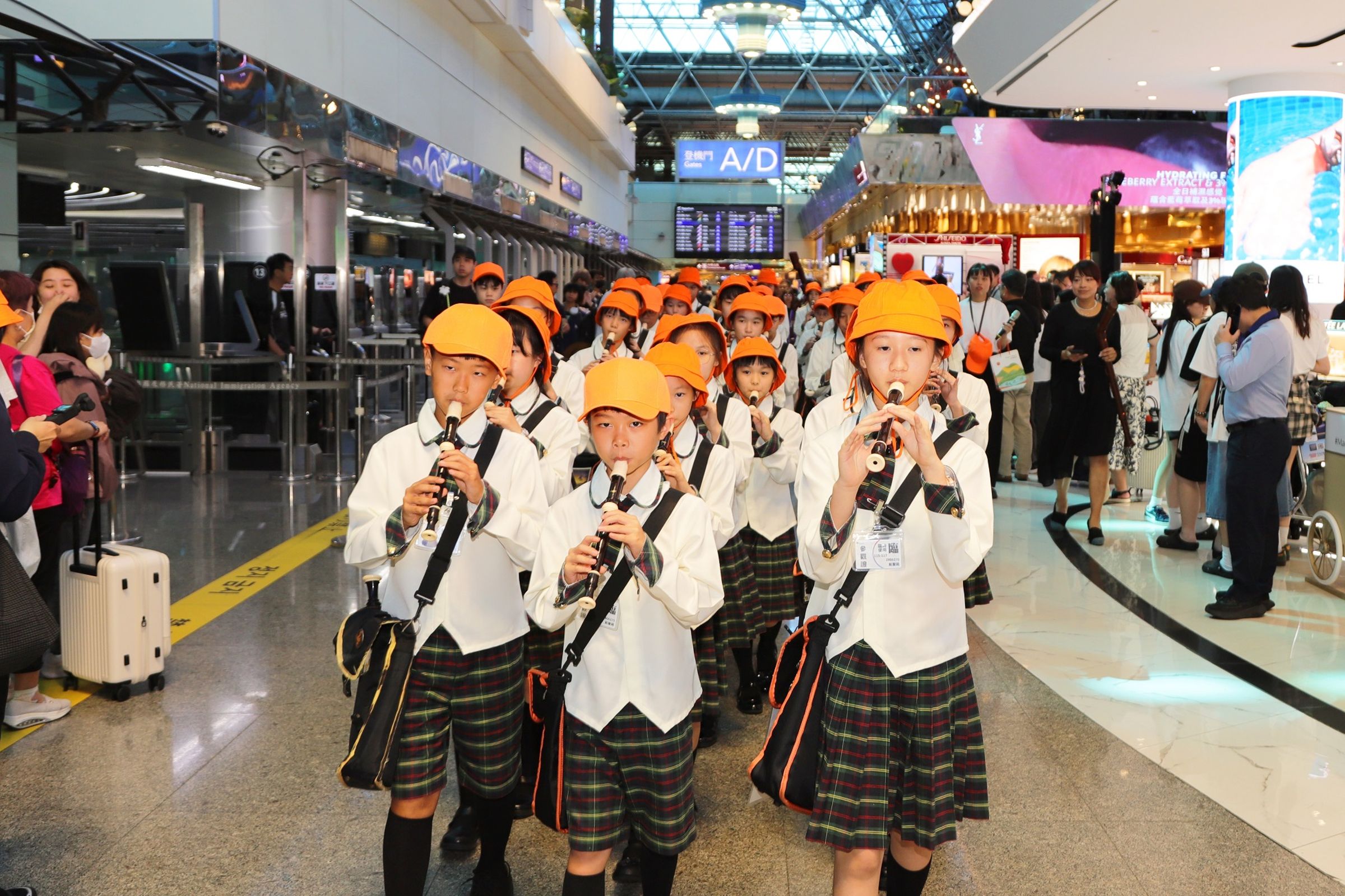 文山國小直笛團走出教室、走進國門，在桃園國際機場進行移動式演出。（昇恆昌免稅商店提供）