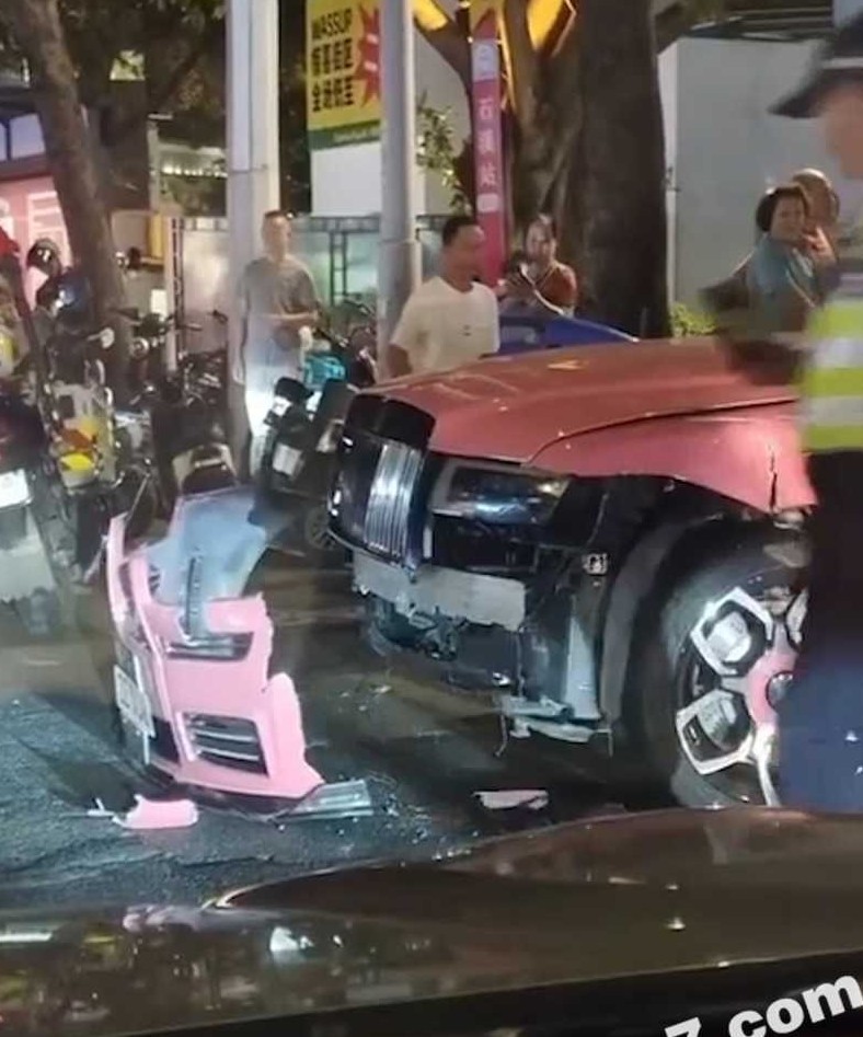 朱女的勞斯萊斯車頭被撞爛。（翻自微博）