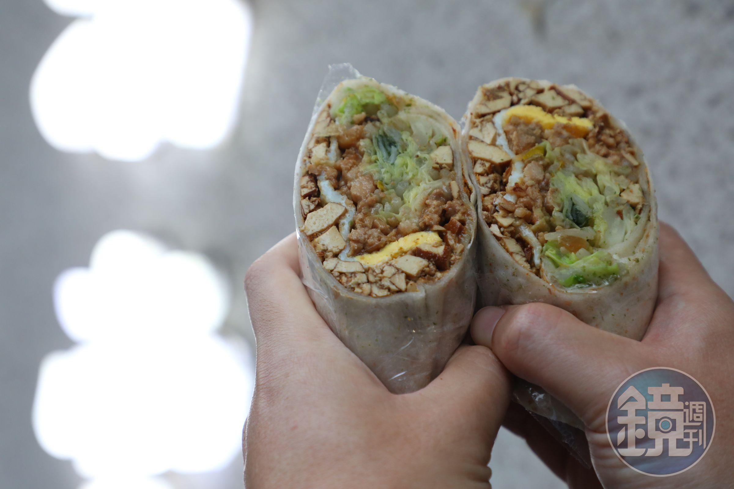 「泰式打拋豬潤餅」麵皮有張力,餡料豐富夠味,一捲分量足以當正餐。(85元/份)