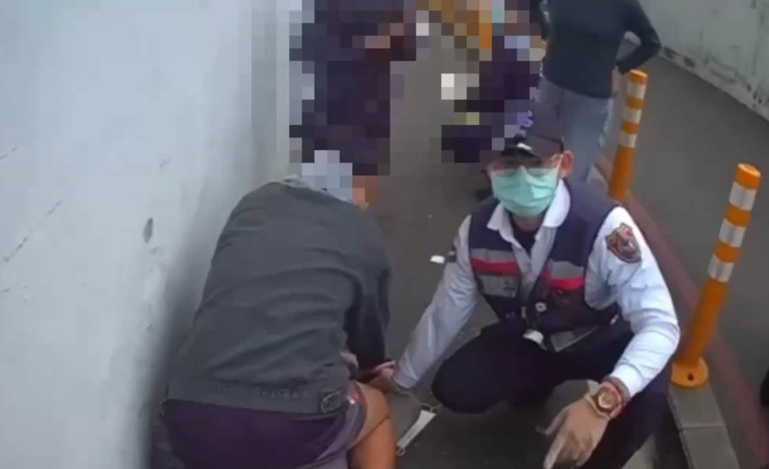 簡姓大男生見義勇為,將動粗的馬姓男子壓制在地,交由趕來的警消人員處理。(翻攝畫面)