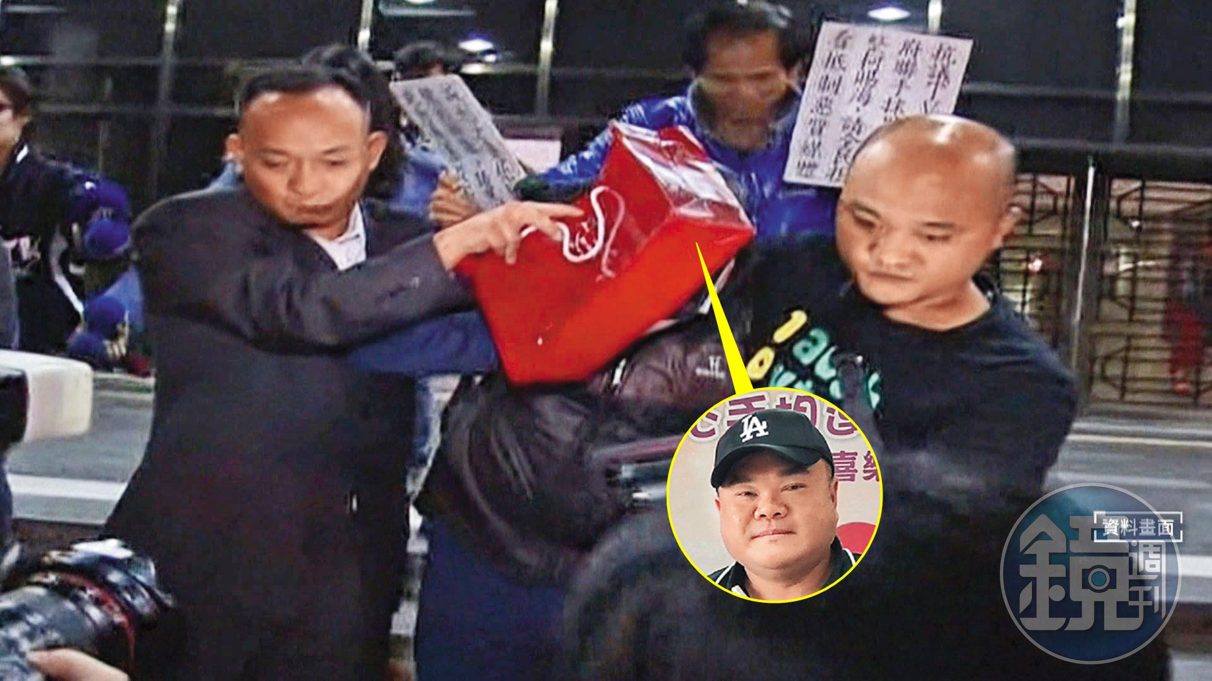 鍾文智（中）10年前曾涉及炒作TDR遭北檢調查，他被交保時由2名友人貼身陪同，並用紅色紙袋遮臉。（資料畫面）