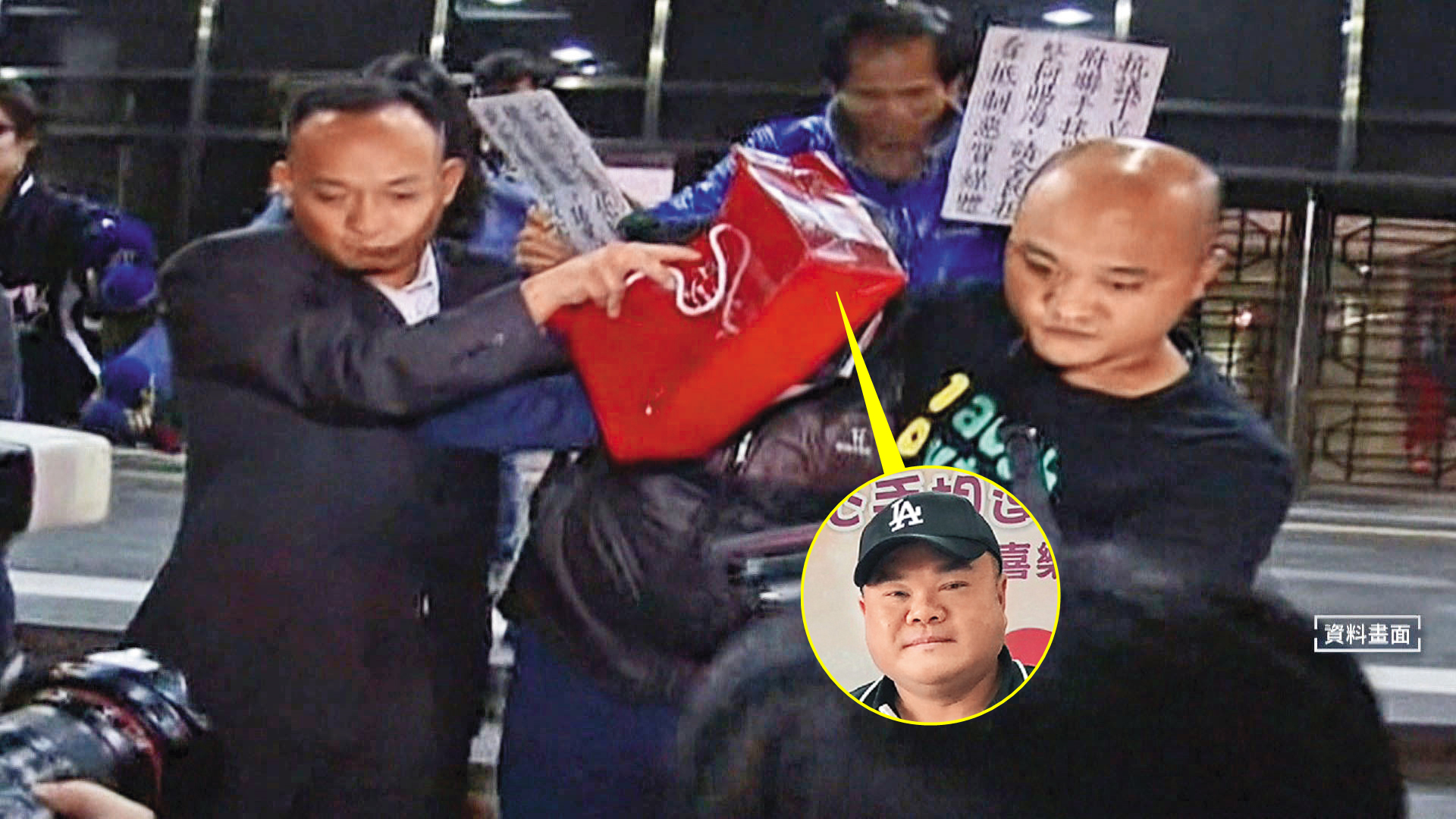 鍾文智（中）10年前曾涉及炒作TDR遭北檢調查，他被交保時由2名友人貼身陪同，並用紅色紙袋遮臉。（資料畫面）