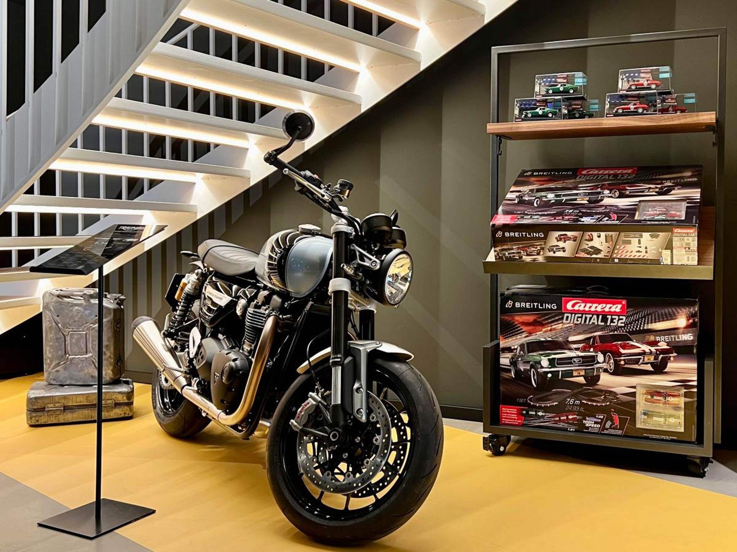 博物館也擺設了品牌跨界合作的Triumph凱旋重型機車。