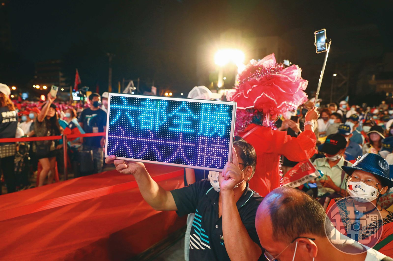 中央社記者謝幸恩化名「蕭依依」在《民報》兼職發稿，儼然成為黃國昌傳聲筒，如今遭中央社提告背信罪。（圖／翻攝《民報》官網）