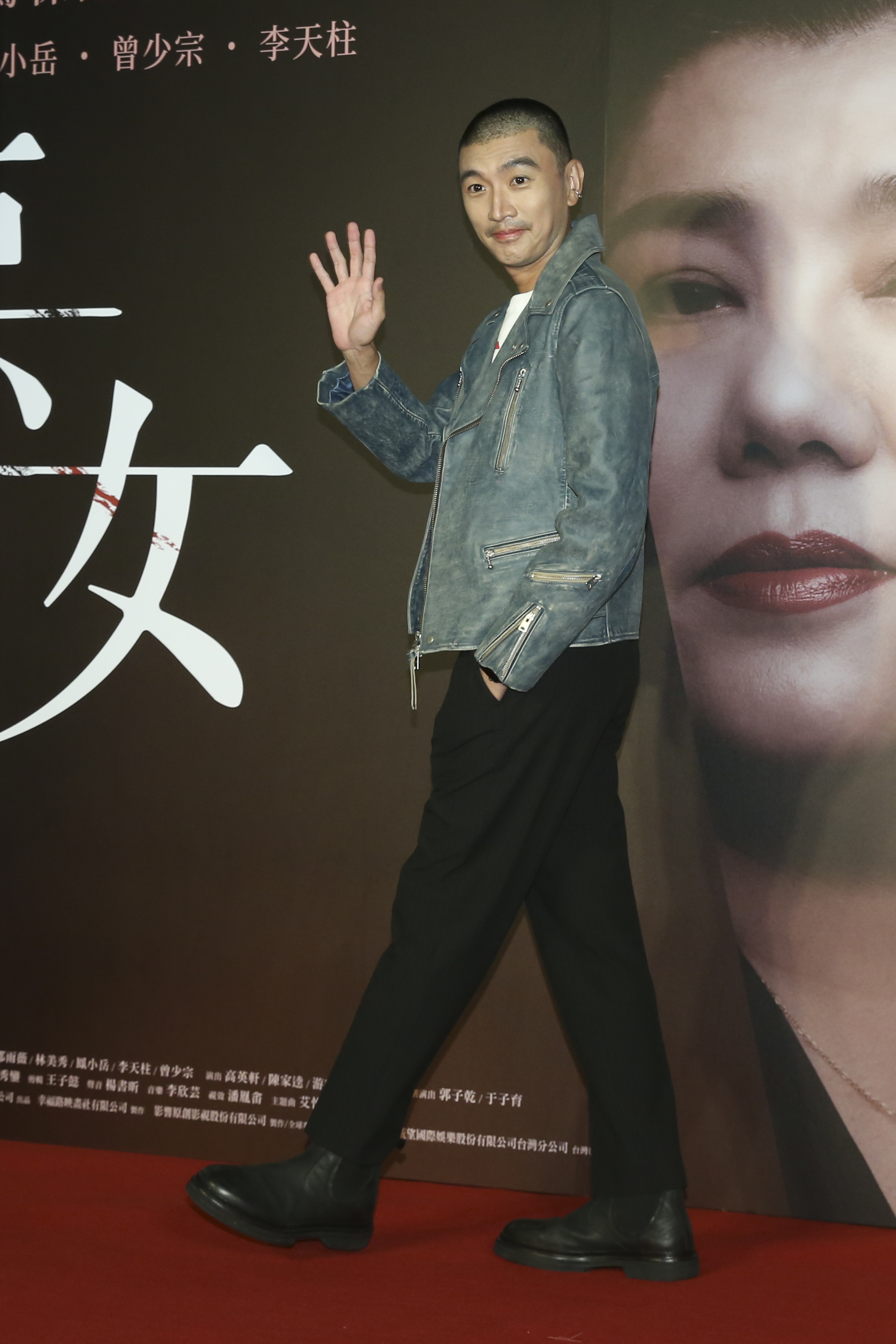 曾少宗片中不僅有跟邵雨薇的情欲戲,更和啦啦隊女神林襄床戰,他受訪時羞澀表示「眼睛看哪不好說」。