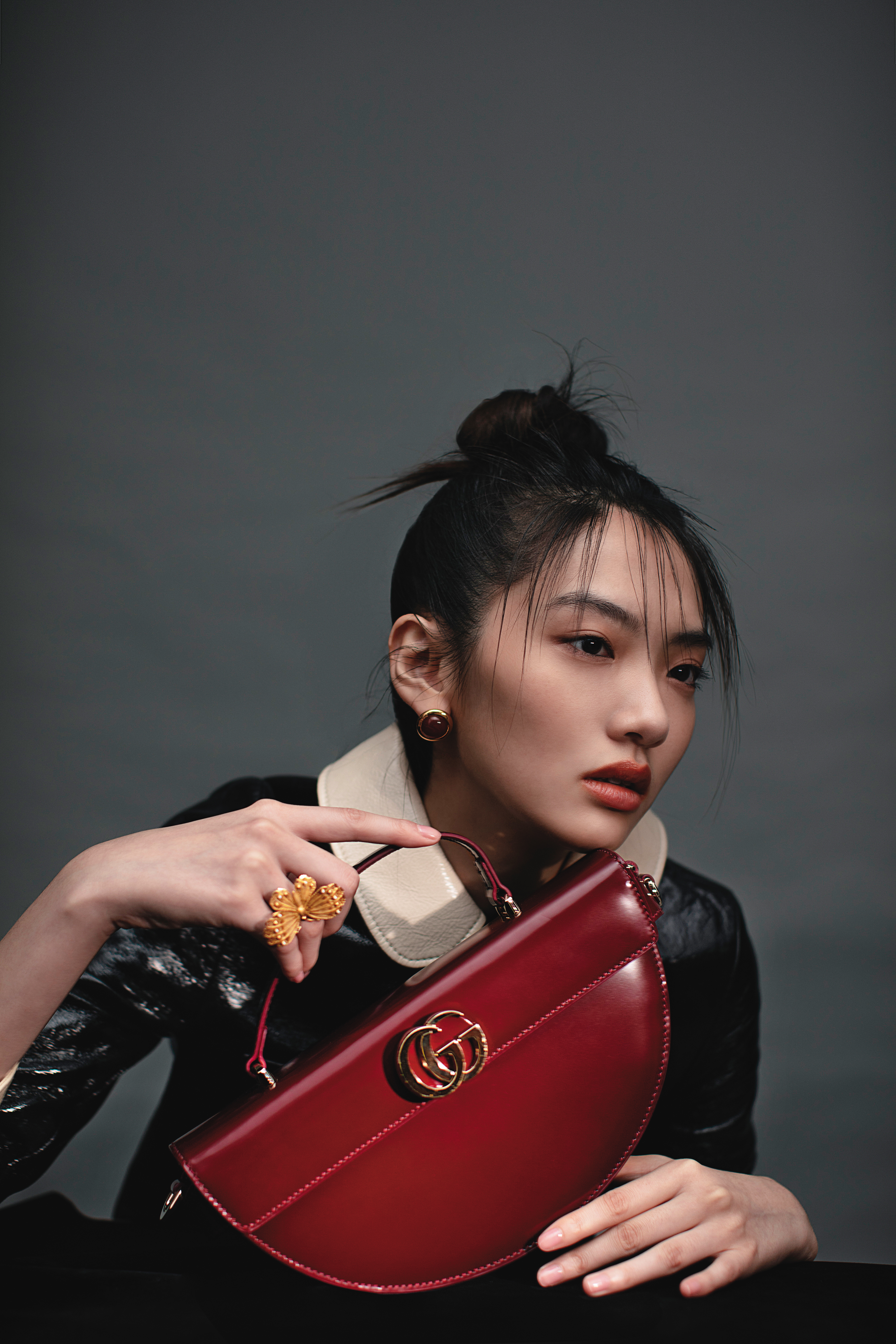 GG logo扣飾半月包（S） NT$143,600 by GUCCI；漆面羊皮革娃娃形外套 NT$210,000 by CELINE BY HEDI SLIMANE；橘色造型耳環 NT$16,900 by FERRAGAMO；Cabinet de Curiosités金色蝴蝶戒指 NT$16,500 by DIOR。