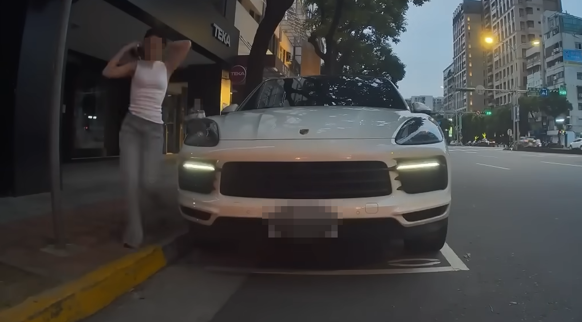 女子口吐白色液體的畫面引起討論。（翻攝自WoWtchout-地圖型行車影像分享平台 YT頻道）